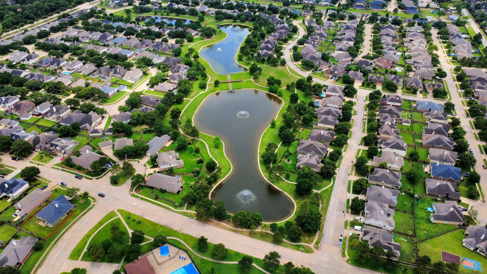 Just a short stroll away, enjoy the neighborhood's scenic lake, complete with aerating fountains that add a peaceful backdrop for simply enjoying the outdoors.