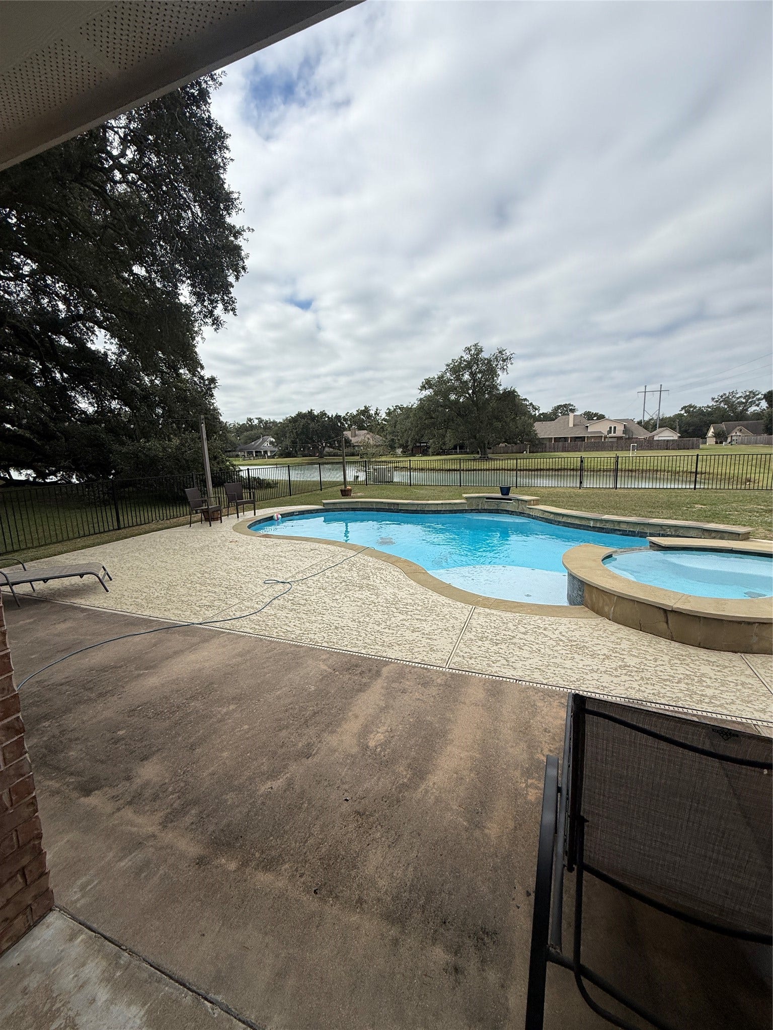 905 Enchanted Oaks Drive, Angleton, TX 77515