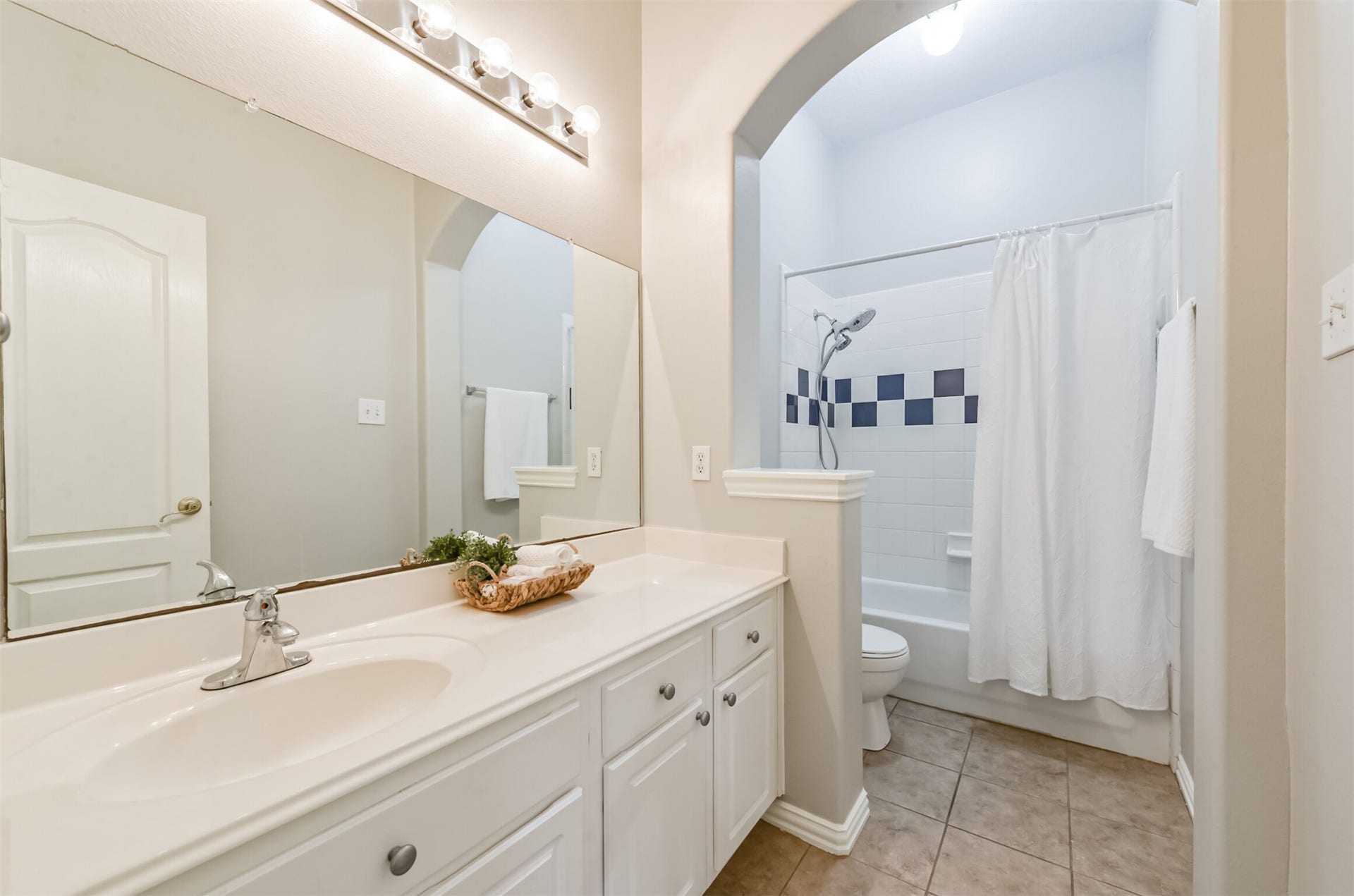 2606 Clay Creek Court, Pearland, TX 77581 Hall Bath