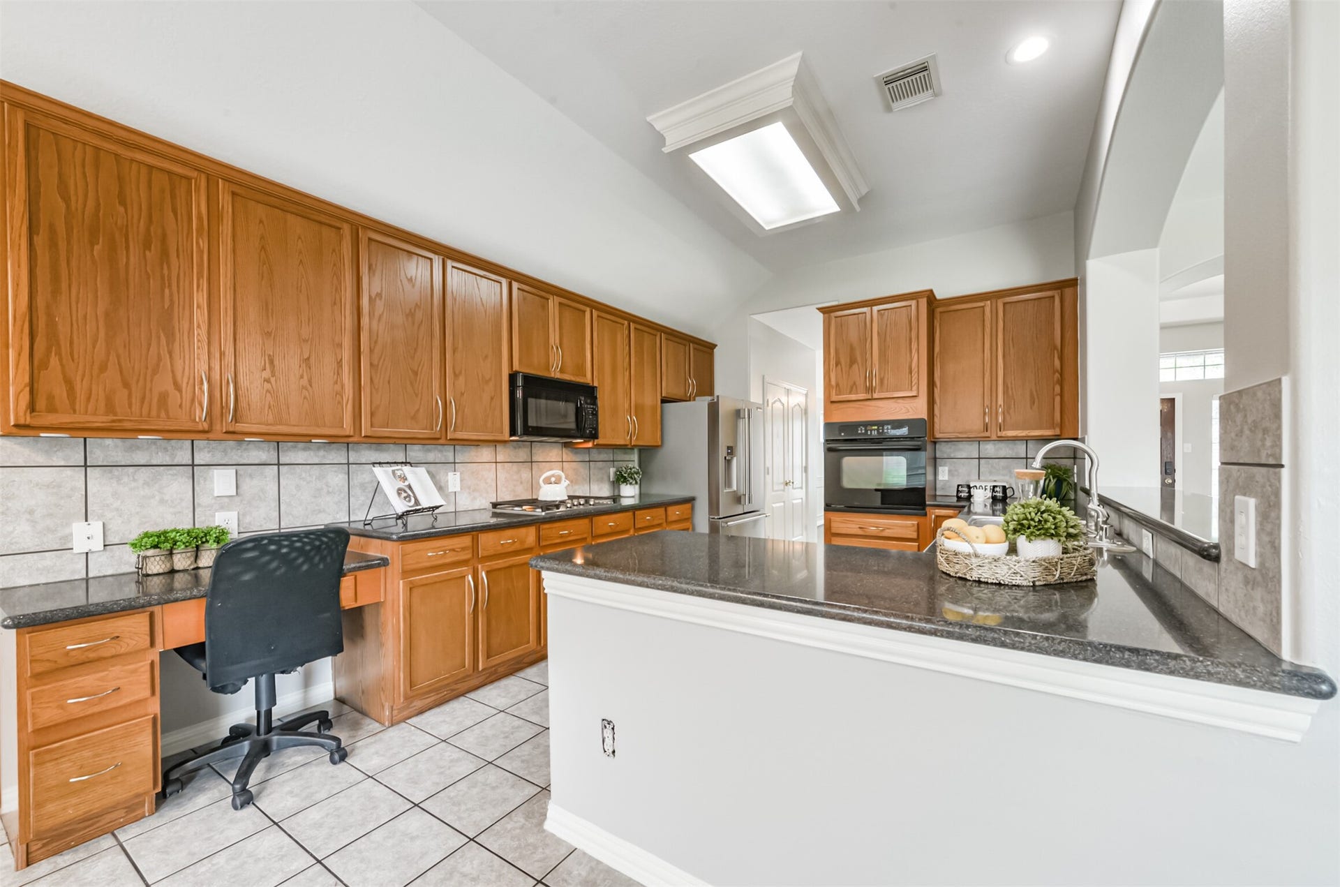 2606 Clay Creek Court, Pearland, TX 77581 Spacious kitchen with plentiful cabinetry, recent appliances (refrigerator, dishwasher, stove top)