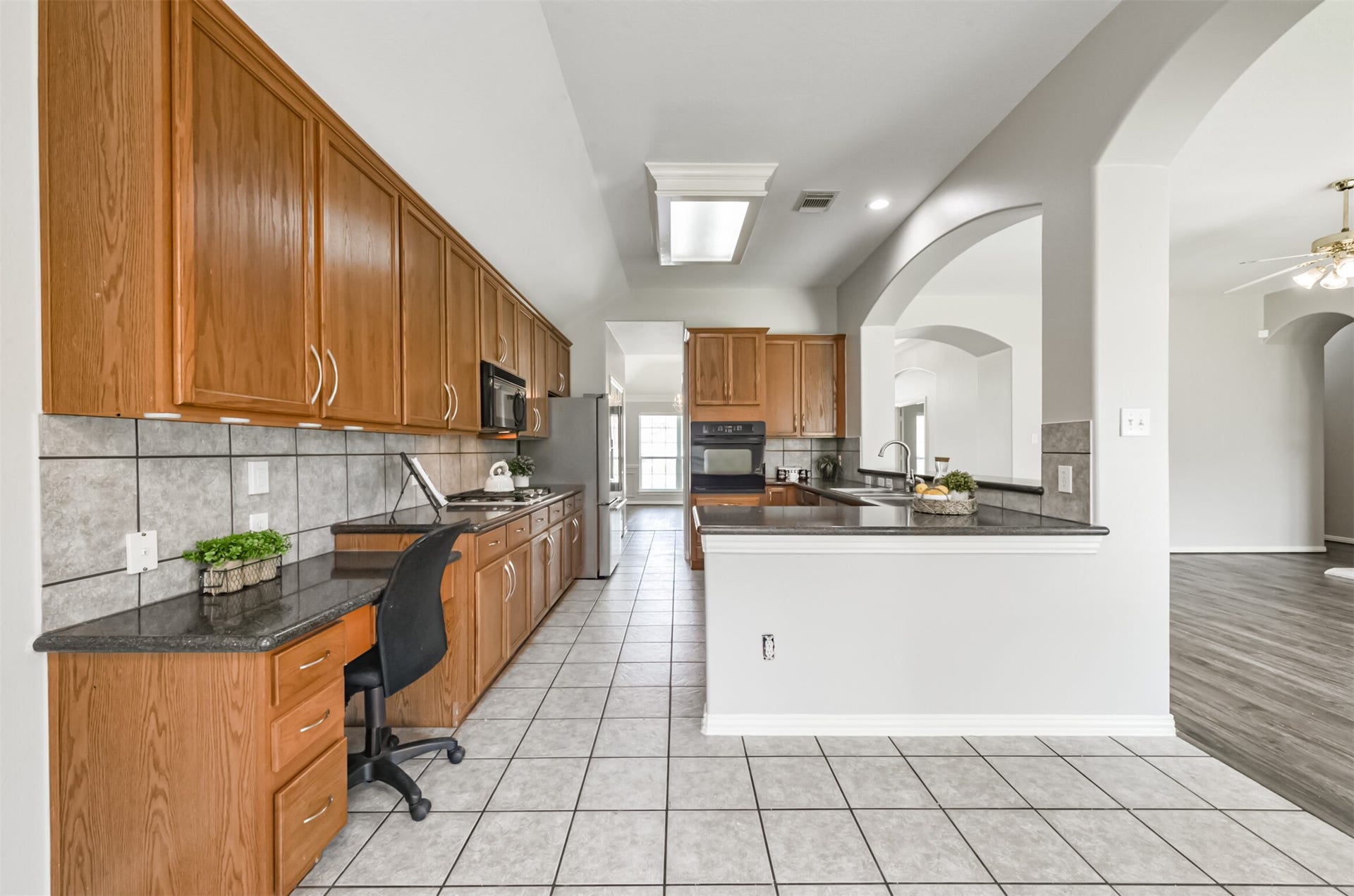 2606 Clay Creek Court, Pearland, TX 77581 Plentiful kitchen cabinetry, desk, breakfast bar.
