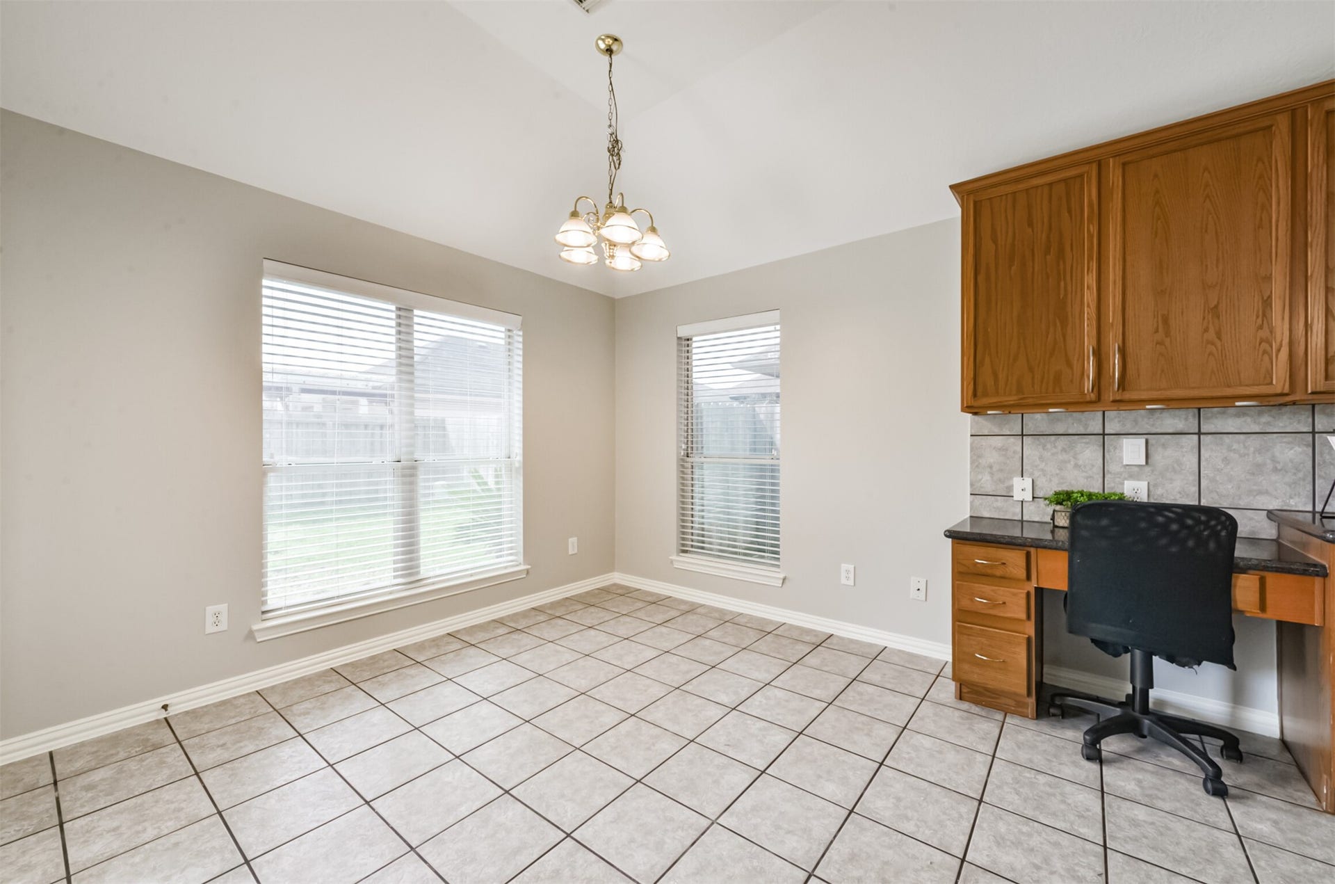 2606 Clay Creek Court, Pearland, TX 77581 Breakfast area