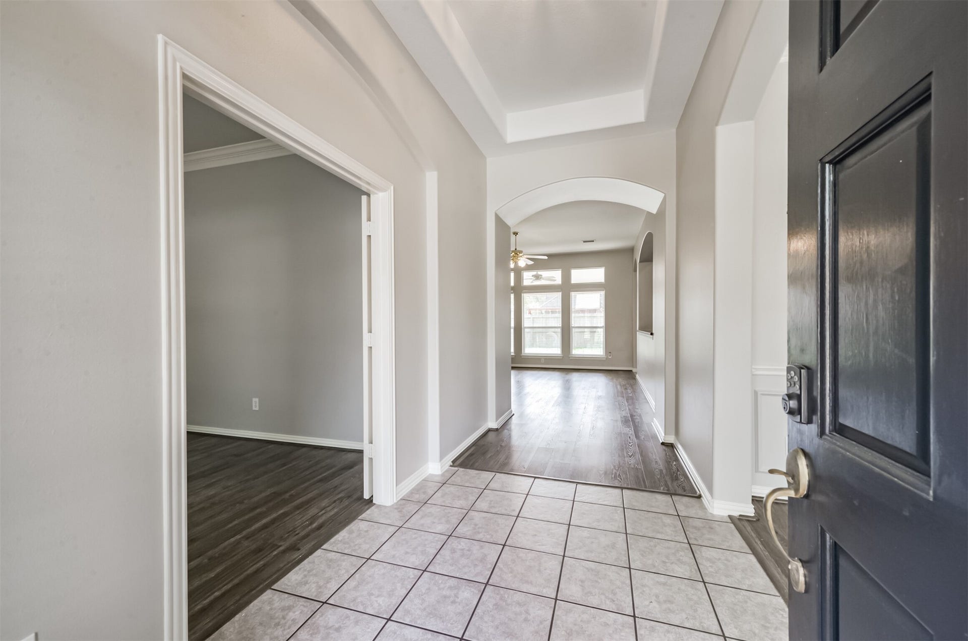2606 Clay Creek Court, Pearland, TX 77581 Entry with tile floors and high tray ceiling. Study with french doors and formal dining off entry.