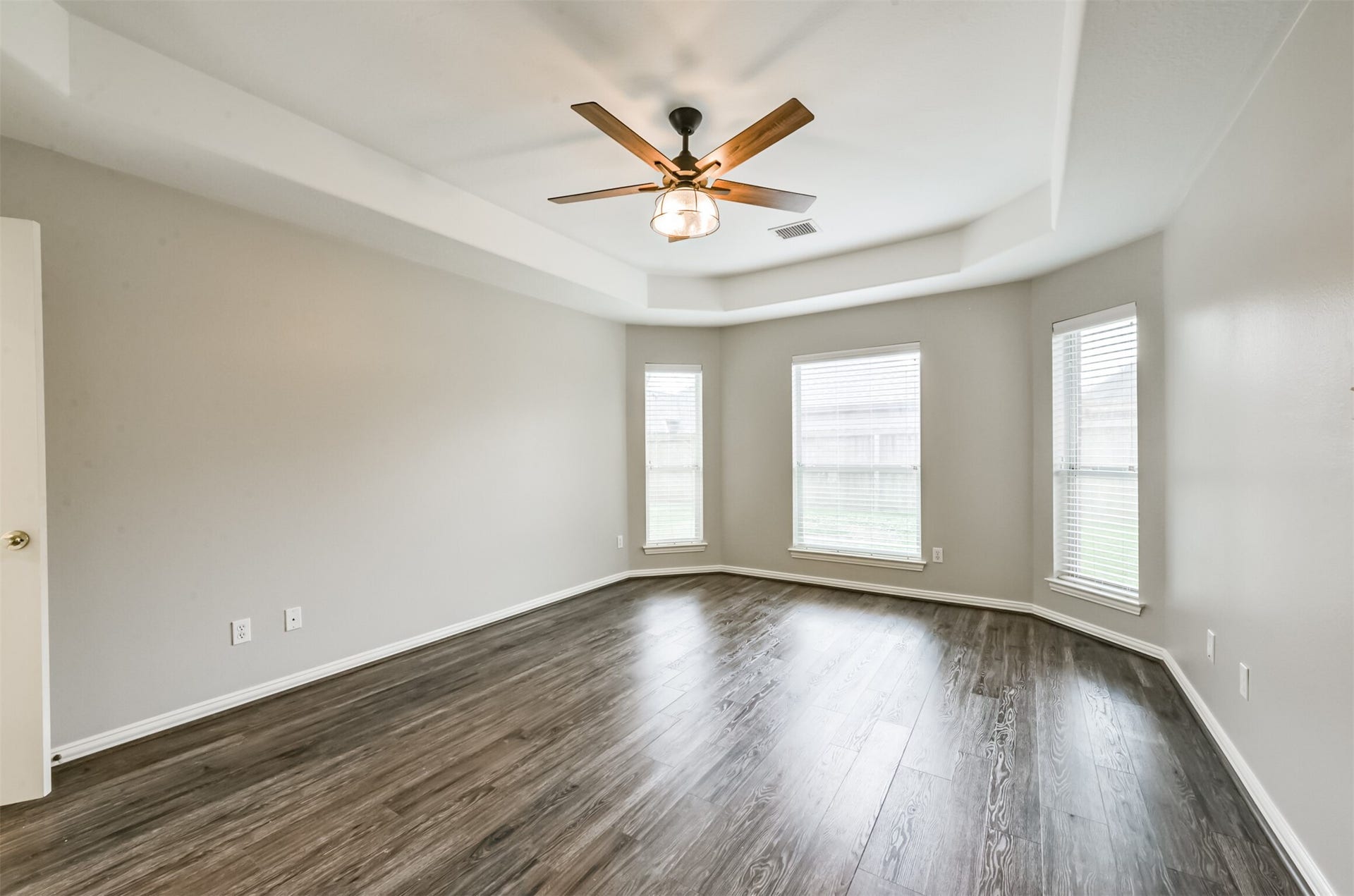 2606 Clay Creek Court, Pearland, TX 77581 Large primary bedroom with tray ceiling.