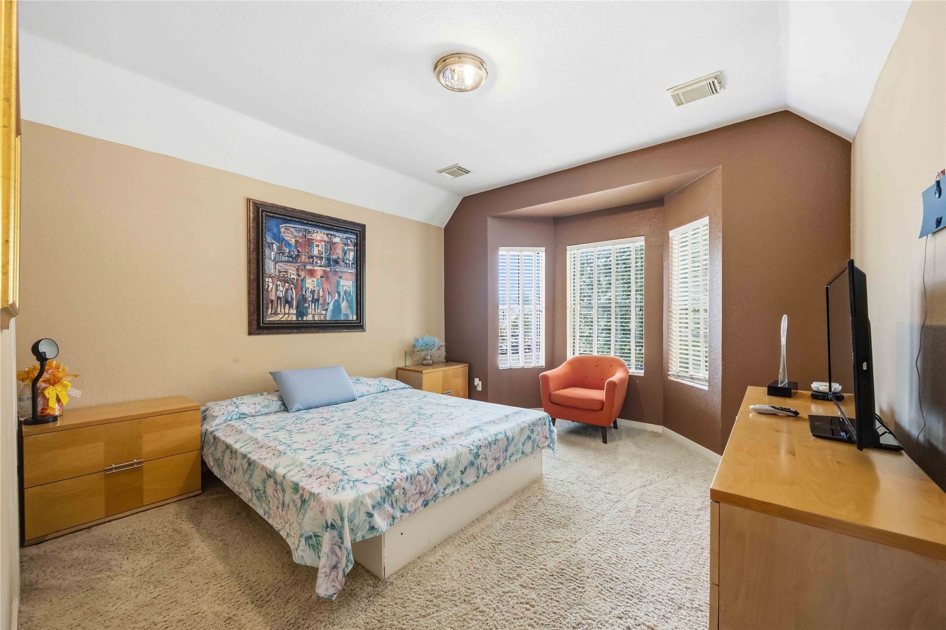 7610 Guinevere Drive, Sugar Land, TX 77479 Cozy bedroom alcove with bay windows, overhead lighting, and warm tones.