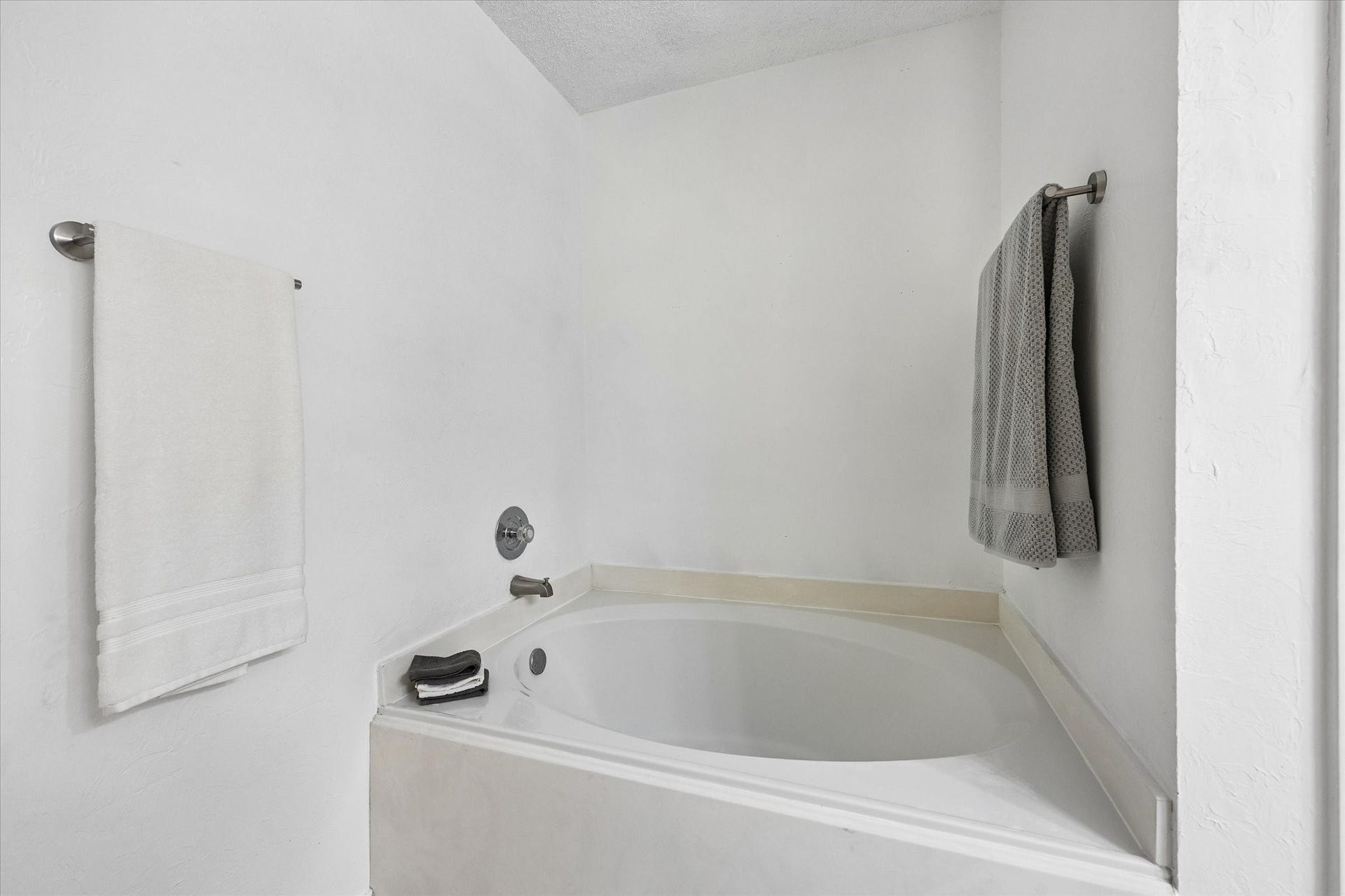 3909 Greenwood Drive, Pearland, TX 77584 3909 Greenwood Drive, Pearland, TX 77584