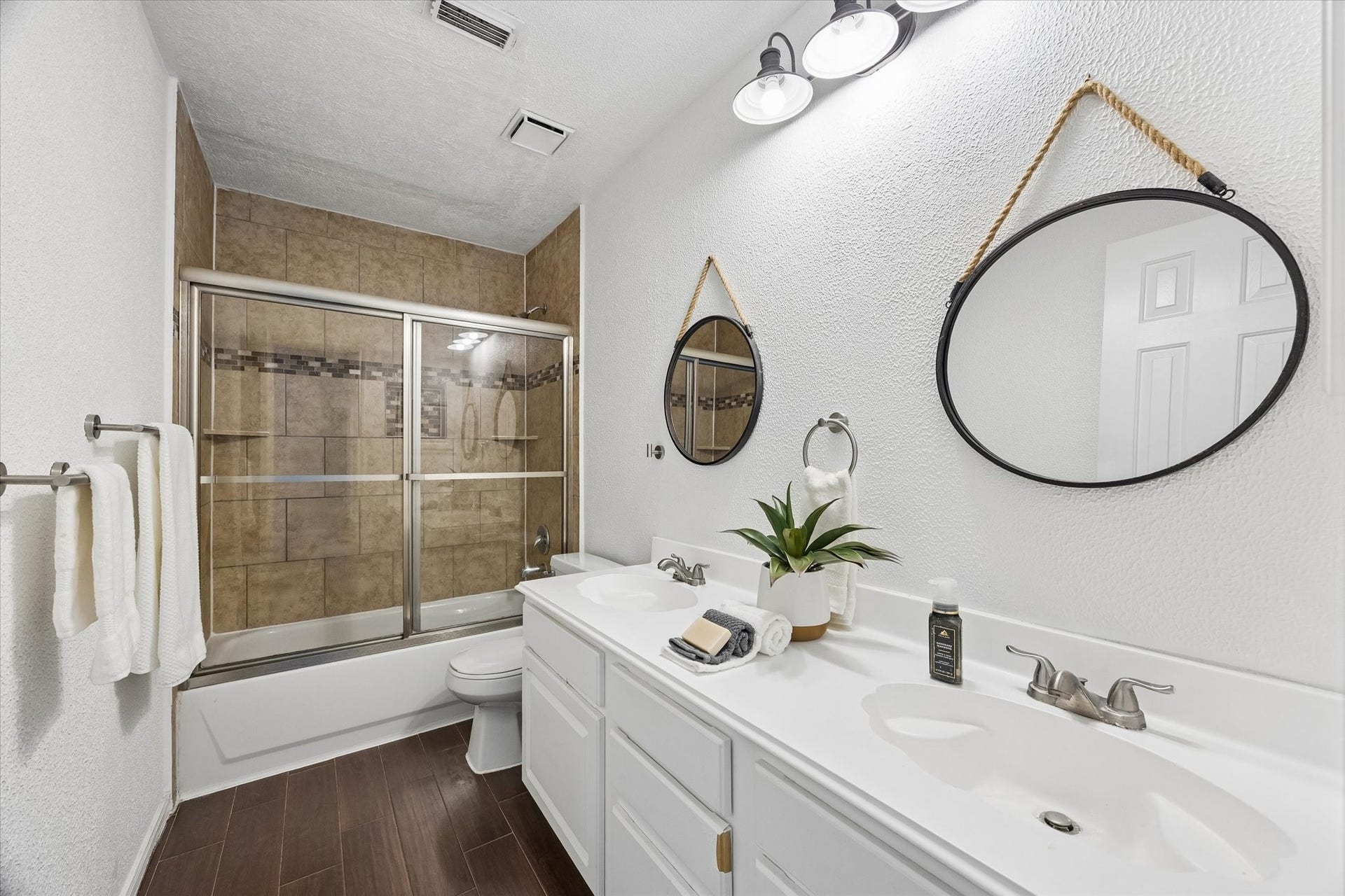 3909 Greenwood Drive, Pearland, TX 77584 3909 Greenwood Drive, Pearland, TX 77584