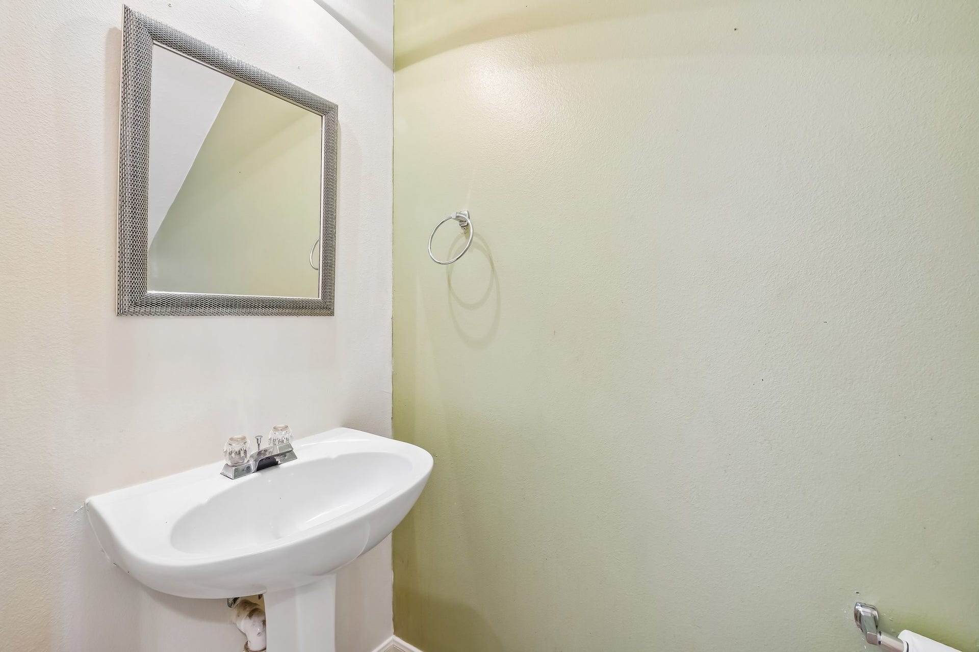 12006 Thornburg Lane, Houston, TX 77067 Half bath downstairs