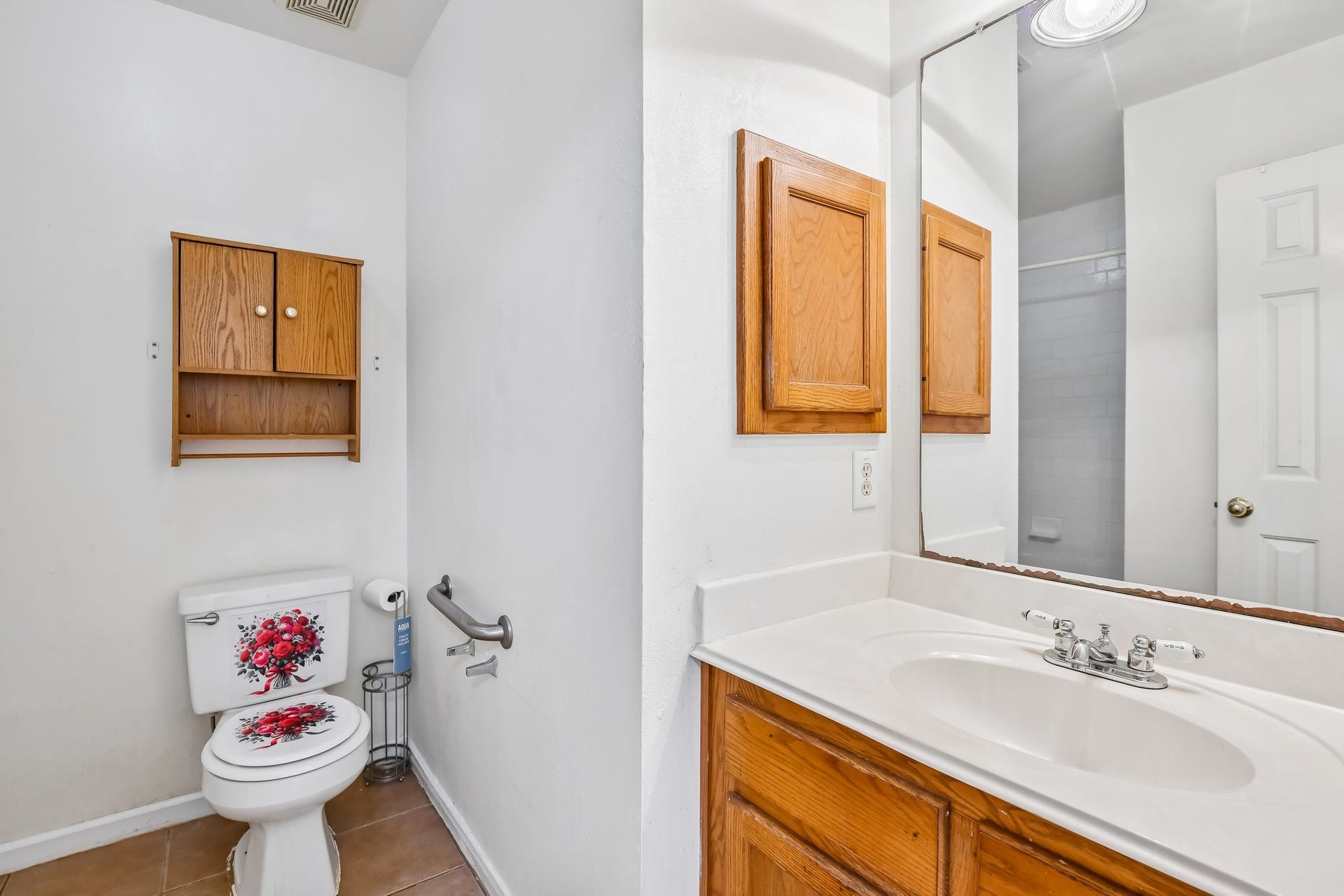 12006 Thornburg Lane, Houston, TX 77067 Second upstairs full bathroom.