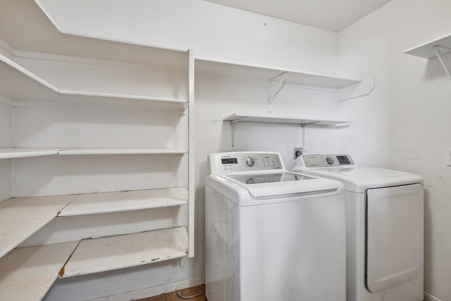 12006 Thornburg Lane, Houston, TX 77067 Large walk in pantry in the utility room off of the ktichen.