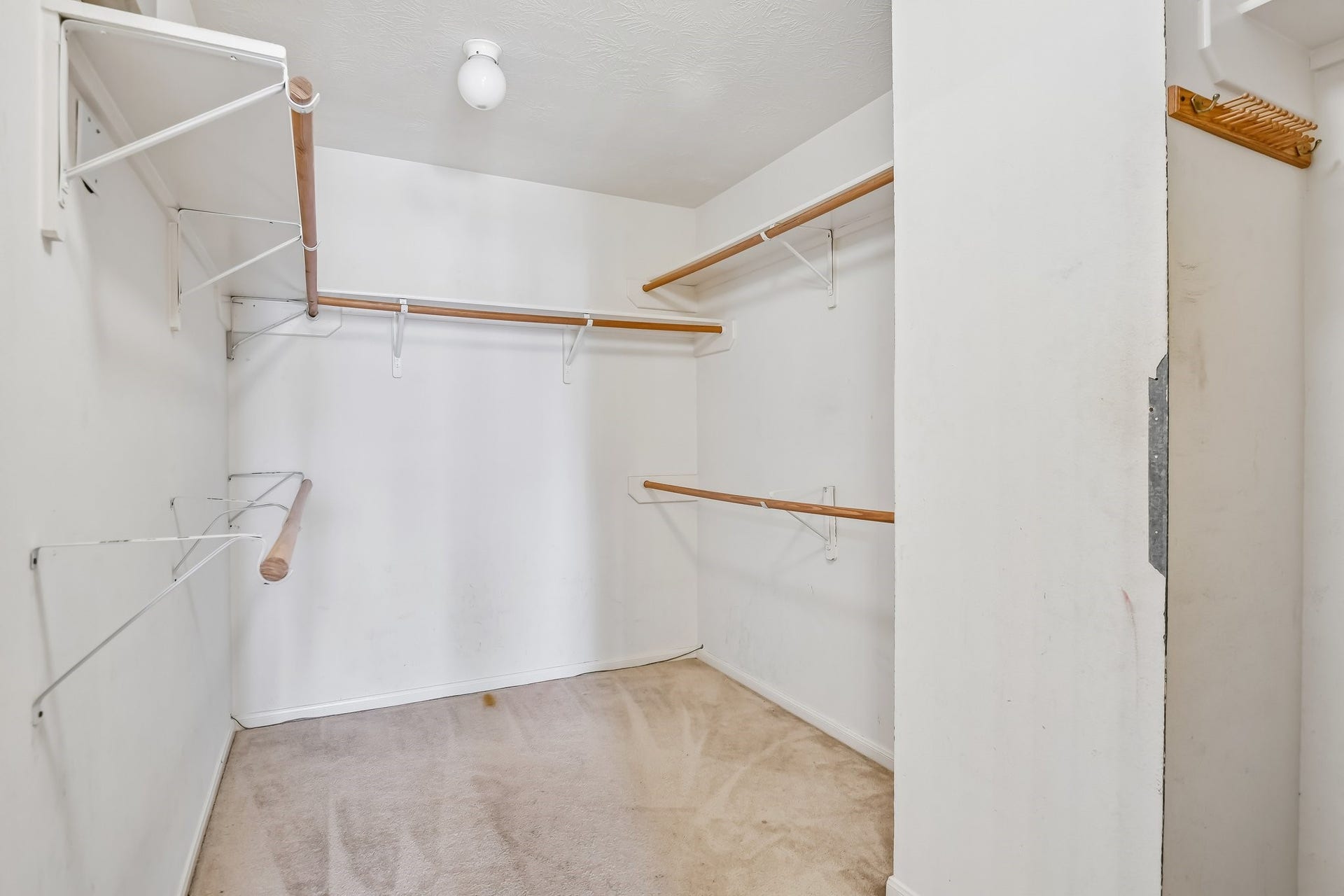 12006 Thornburg Lane, Houston, TX 77067 Primary closet
