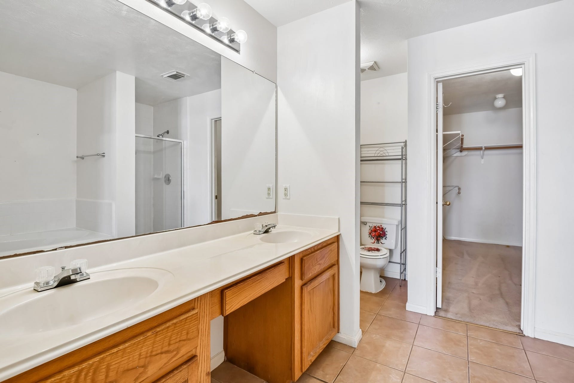 12006 Thornburg Lane, Houston, TX 77067 Primary bathroom with double sinks. jetted tub and separate shower.