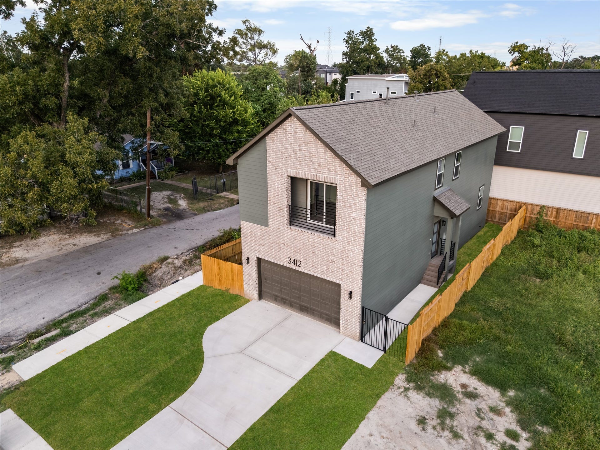 3412 Cortlandt Street, Houston, TX 77018 From its private balcony and two-car garage to its fenced yard and gated entry, 3412 Cortlandt pairs clean,
contemporary design with the comfort and privacy of a single-family home.