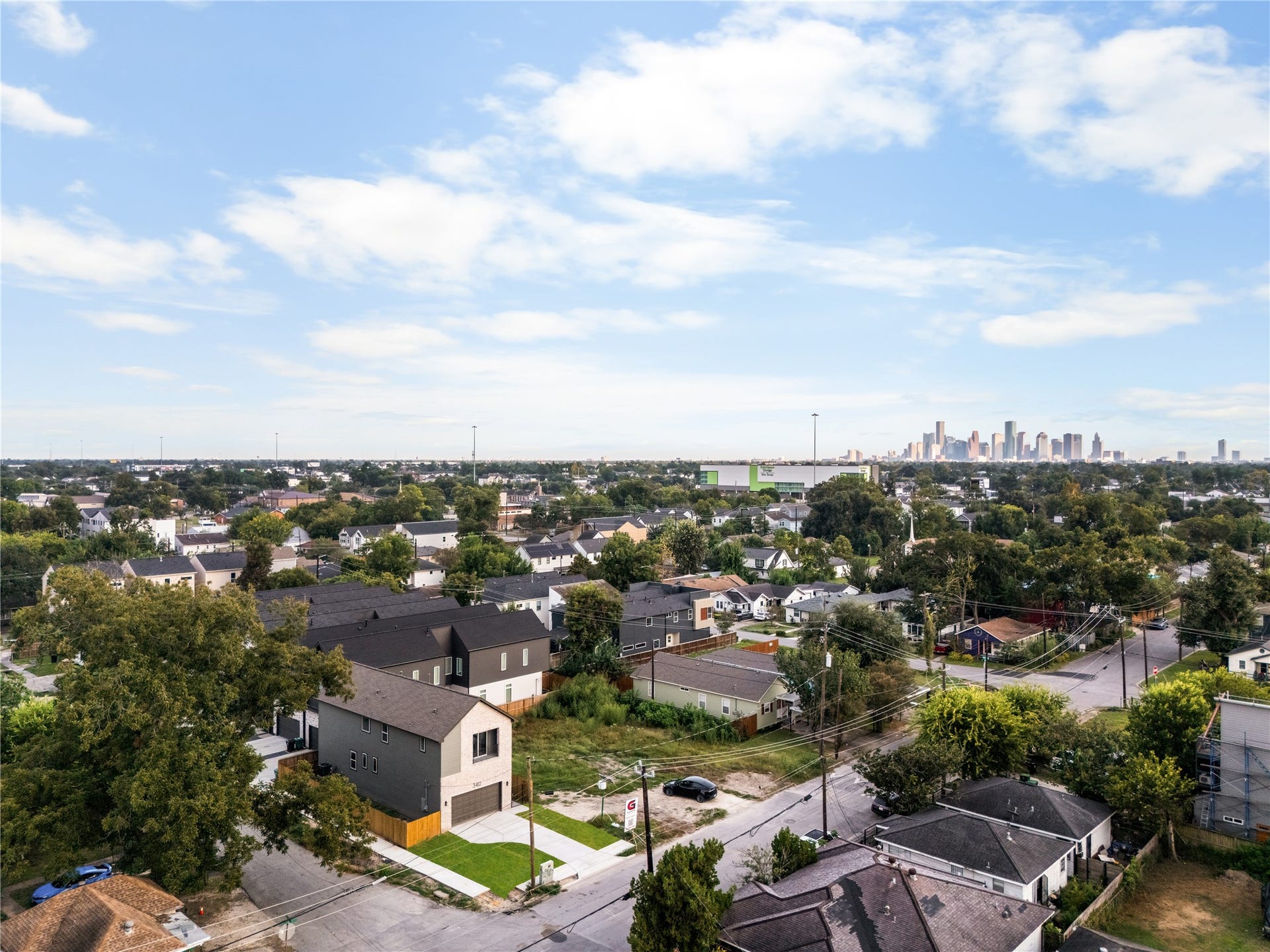 3412 Cortlandt Street, Houston, TX 77018 Set against the Downtown Houston skyline, this new construction home balances quick access to the city
with a quiet residential setting, a compelling combination for buyers who want both.