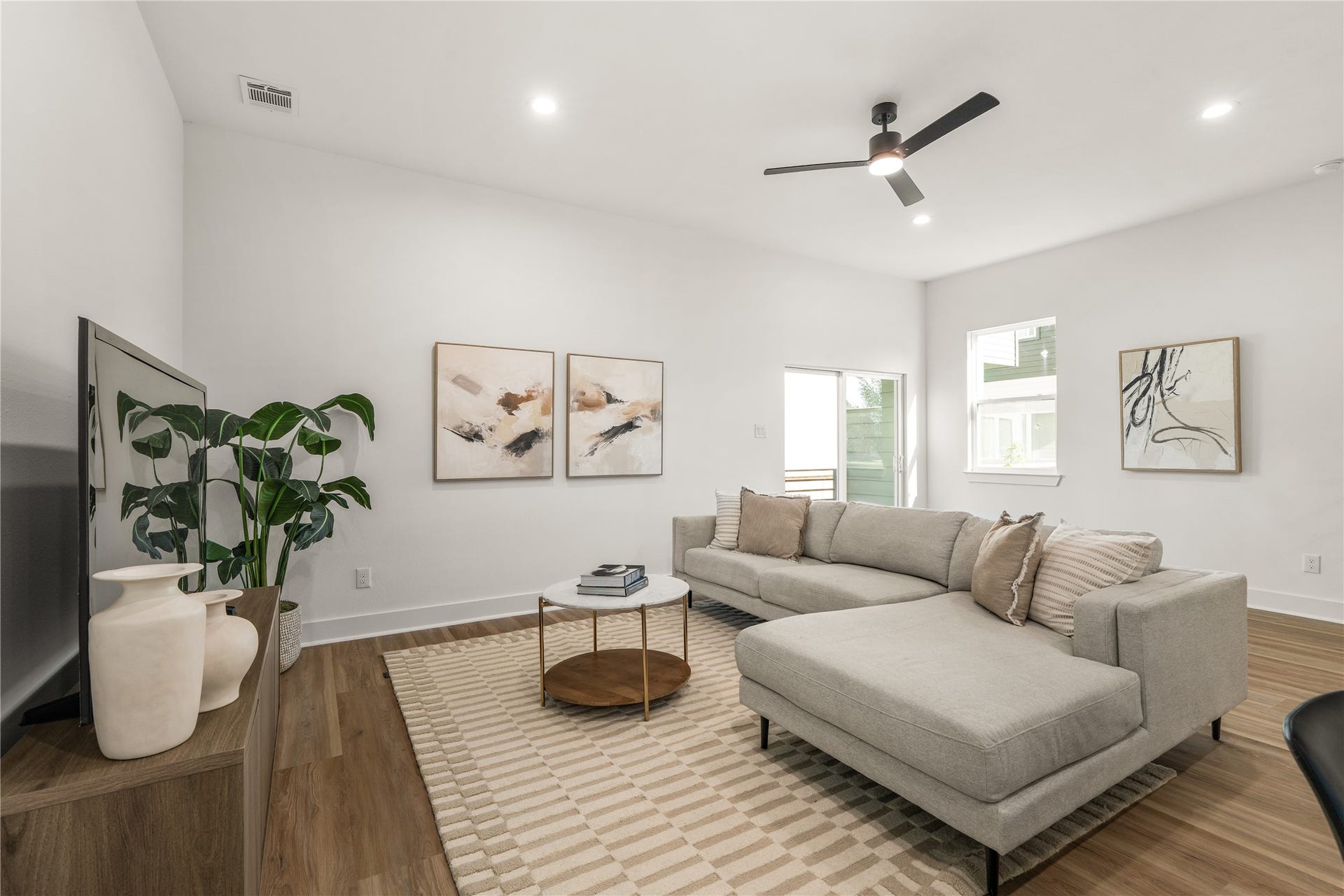 3412 Cortlandt Street, Houston, TX 77018 Soft light from the window and sliding door warms the living room, where clean white walls and generous
proportions make it easy to create a relaxed, personalized retreat.