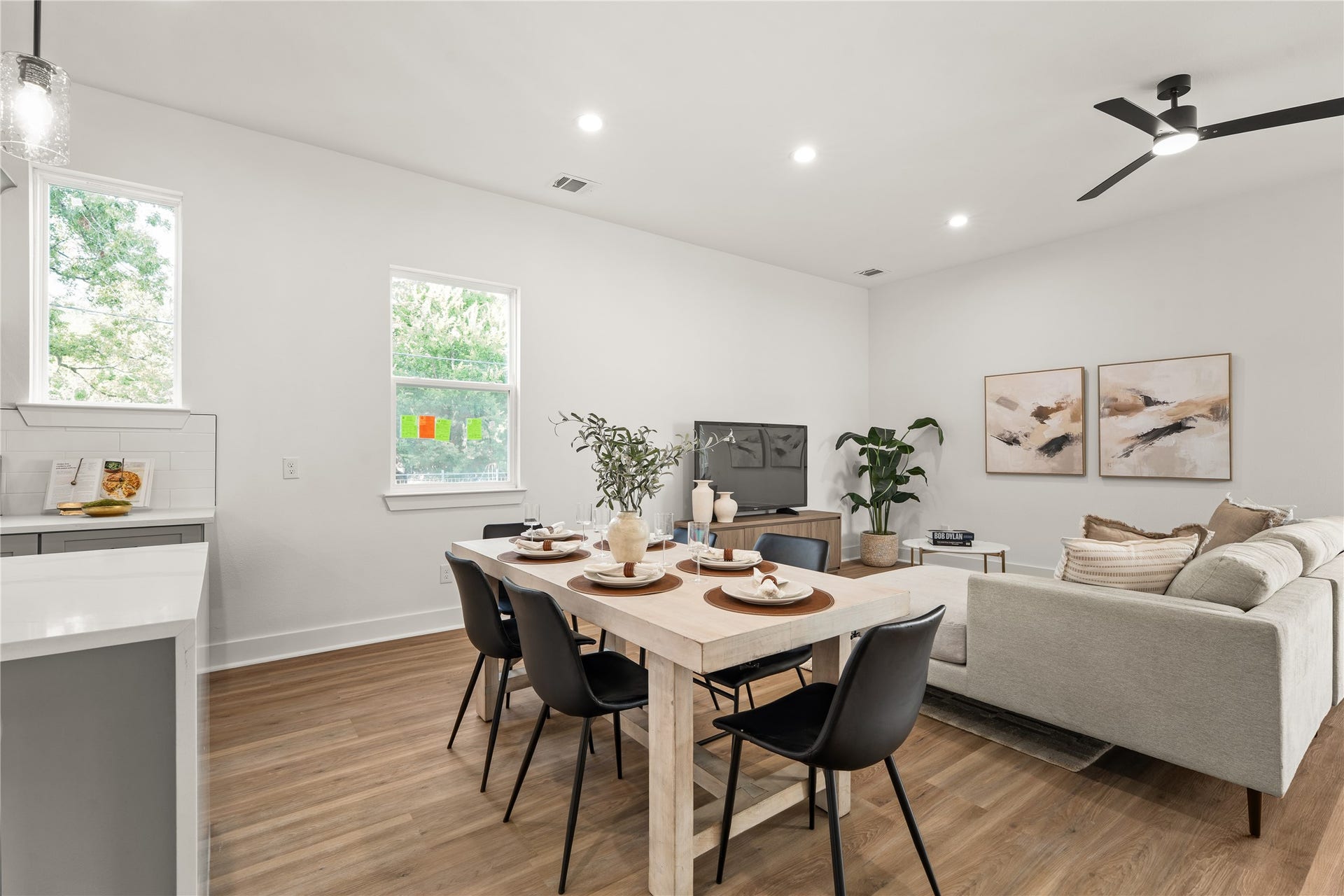3412 Cortlandt Street, Houston, TX 77018 Natural light pours in through multiple windows, giving the dining space an airy, relaxed feel that suits
both weeknight dinners and effortless entertaining.