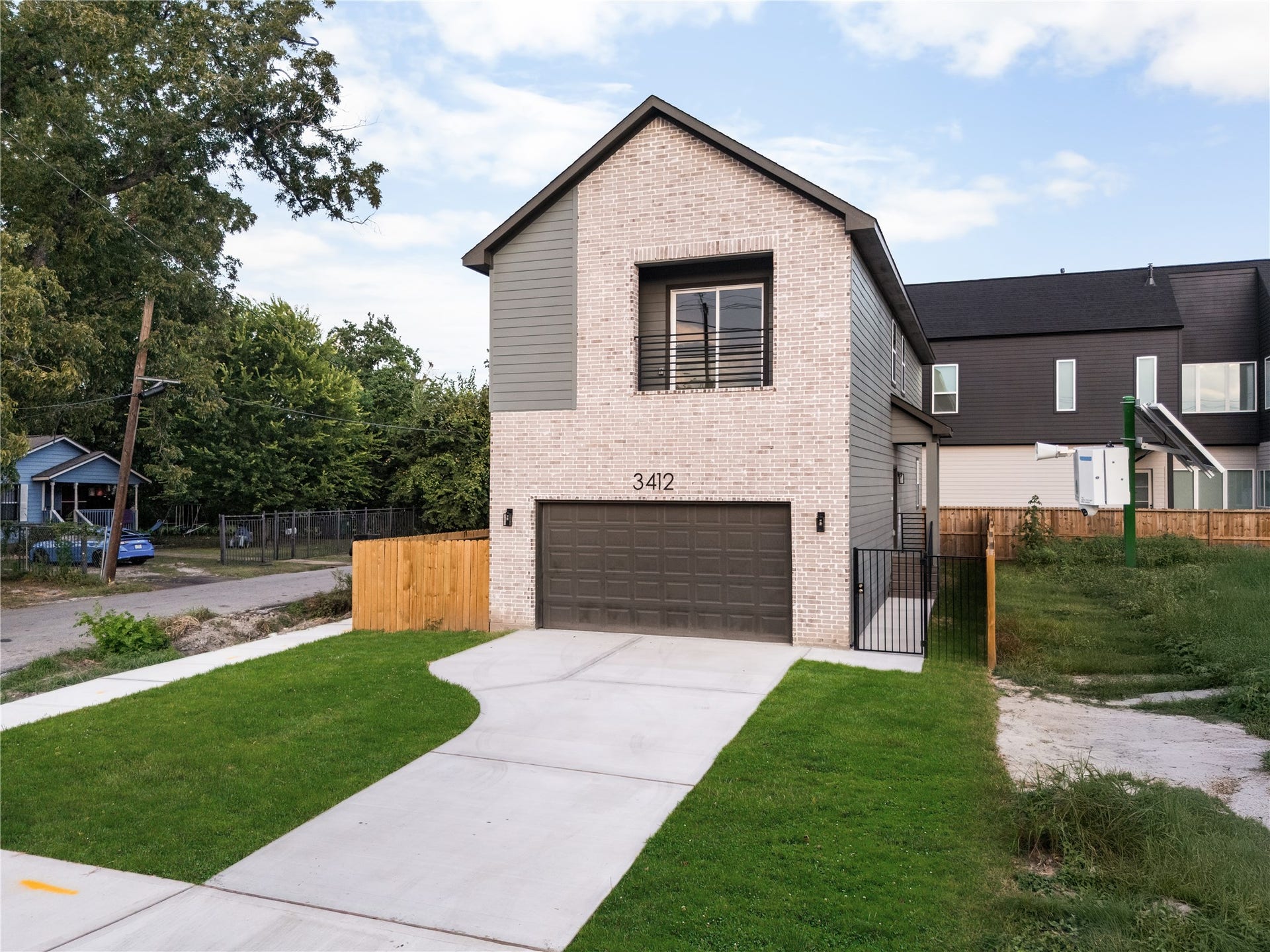 3412 Cortlandt Street, Houston, TX 77018 From the street, the home's thoughtful footprint comes into view: an attached two-car garage, a gated side
walkway leading to the covered entry, and wood privacy fencing framed by fresh new landscaping.