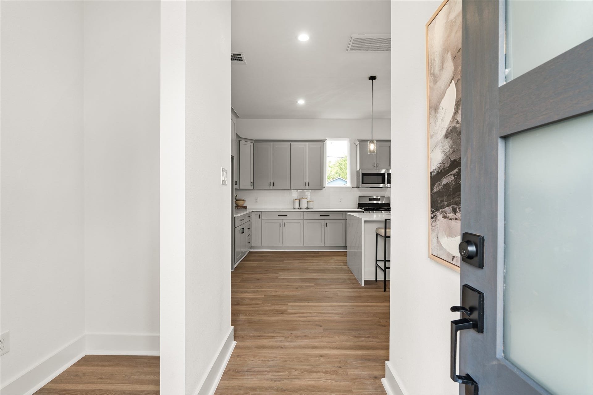 3412 Cortlandt Street, Houston, TX 77018 From the front door, a clear sightline draws the eye straight to the kitchen, where soft gray cabinetry and
bright white finishes offer an inviting, well-ordered introduction to the home.