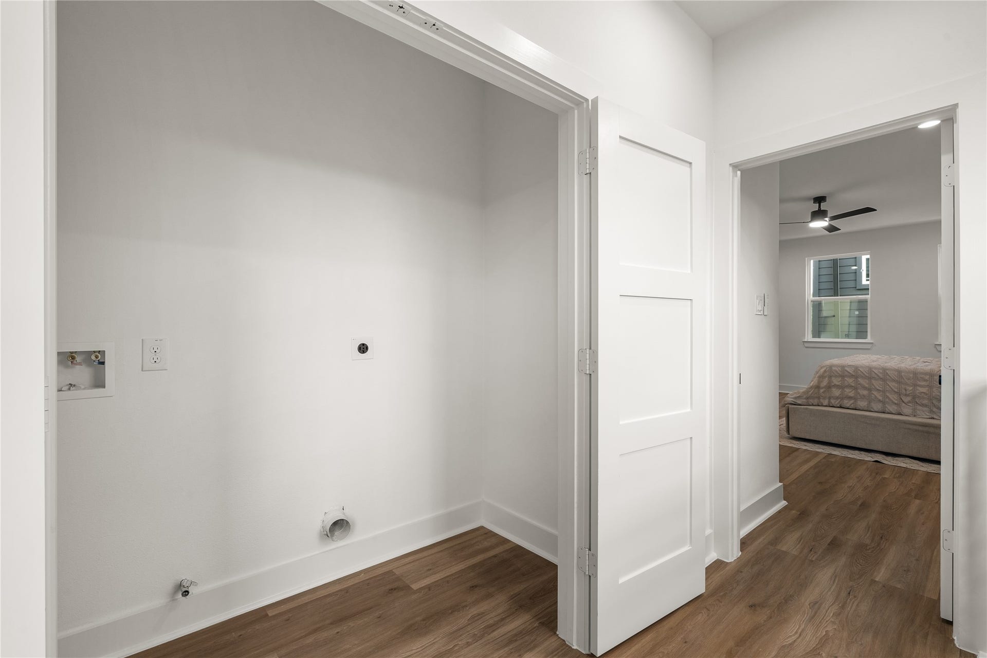 3412 Cortlandt Street, Houston, TX 77018 A dedicated utility room sits conveniently near the bedrooms, with washer and dryer connections and space
for storage, making laundry day effortless.