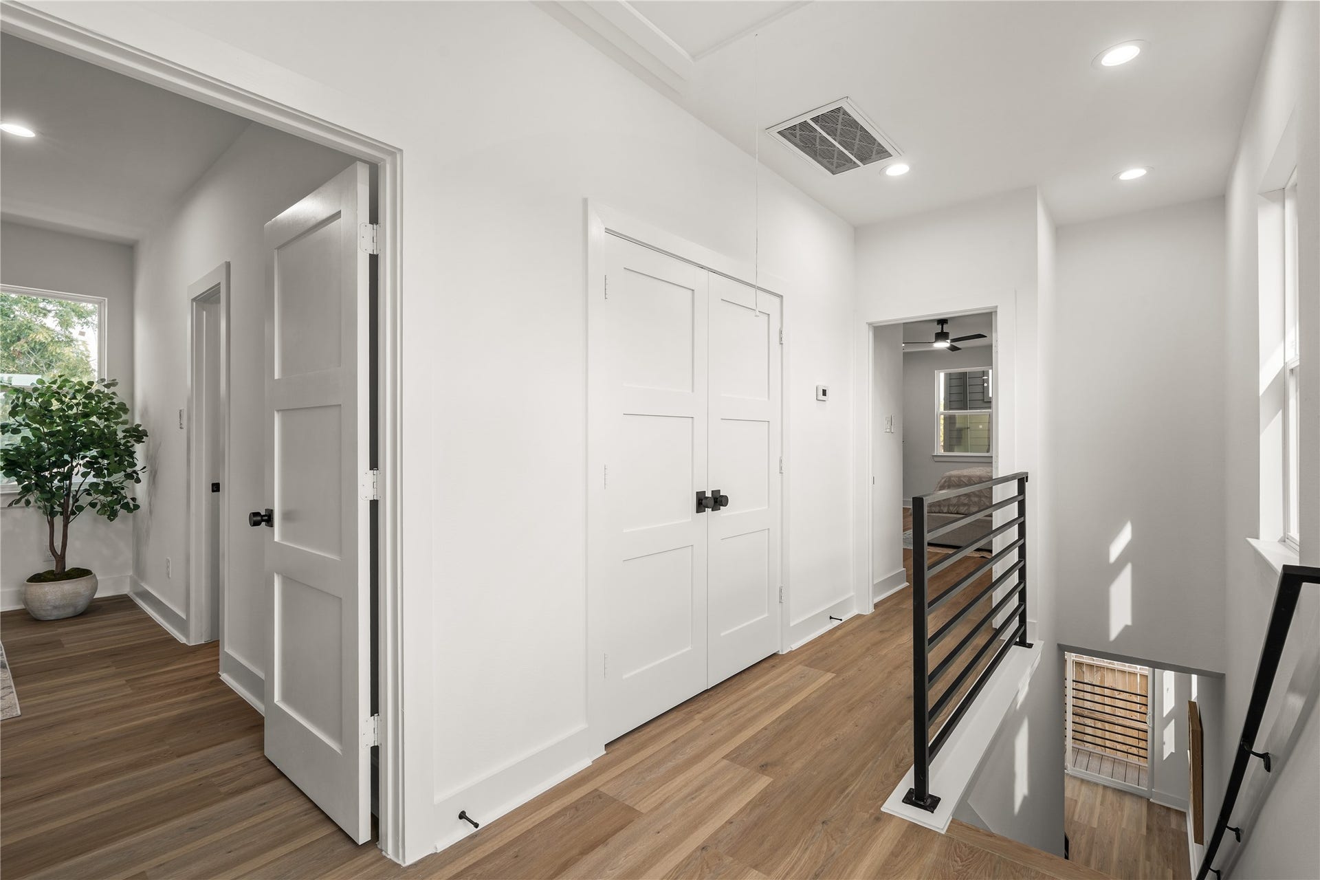3412 Cortlandt Street, Houston, TX 77018 Upstairs, a bright landing connects the bedrooms, with the laundry room tucked behind double doors, a
modern black railing, and a stairwell window that fills the space with natural light.