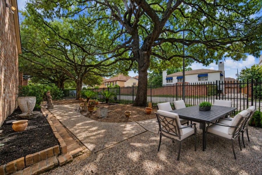 Property photo for 1723 Nantucket Drive, Houston, TX