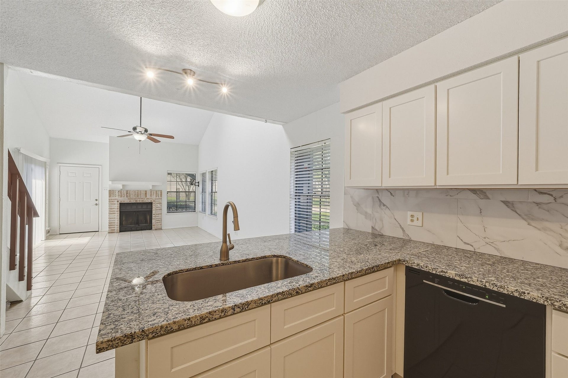 2611 Grants Lake Boulevard, #214, Sugar Land, TX 77479 Open concept