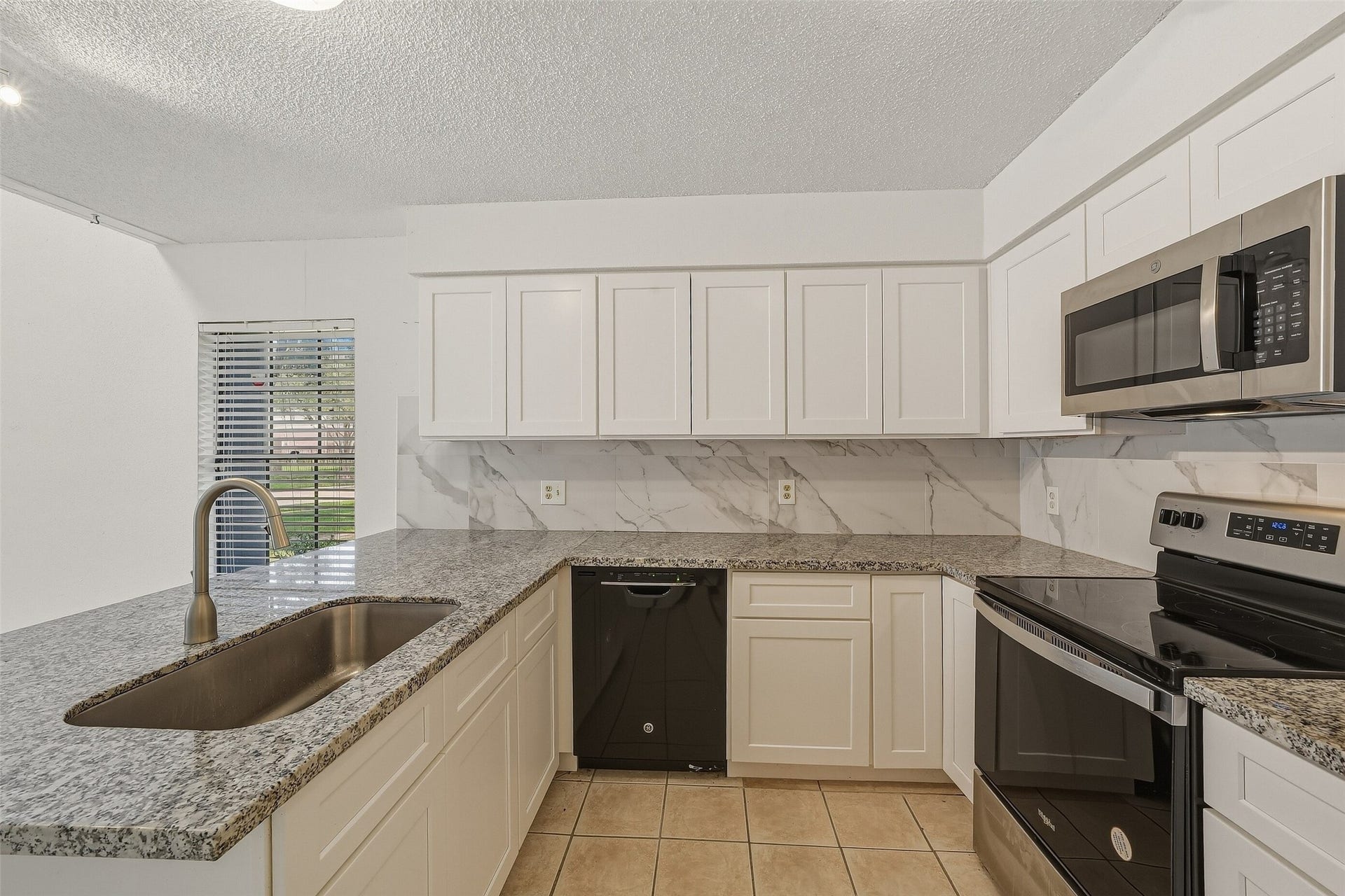2611 Grants Lake Boulevard, #214, Sugar Land, TX 77479 New stainless steel appliances
