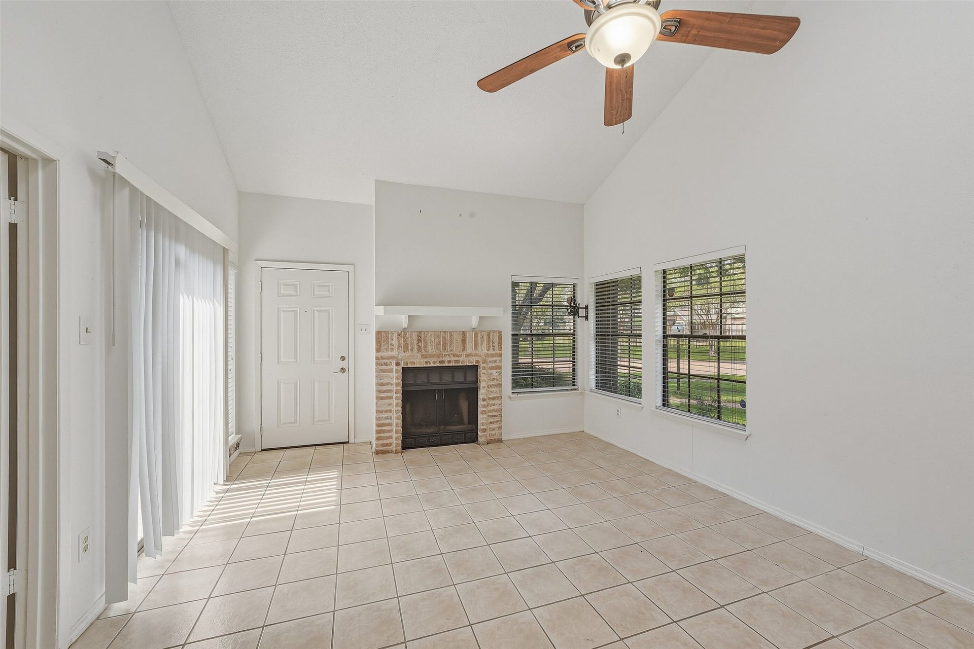 2611 Grants Lake Boulevard, #214, Sugar Land, TX 77479 Large living room