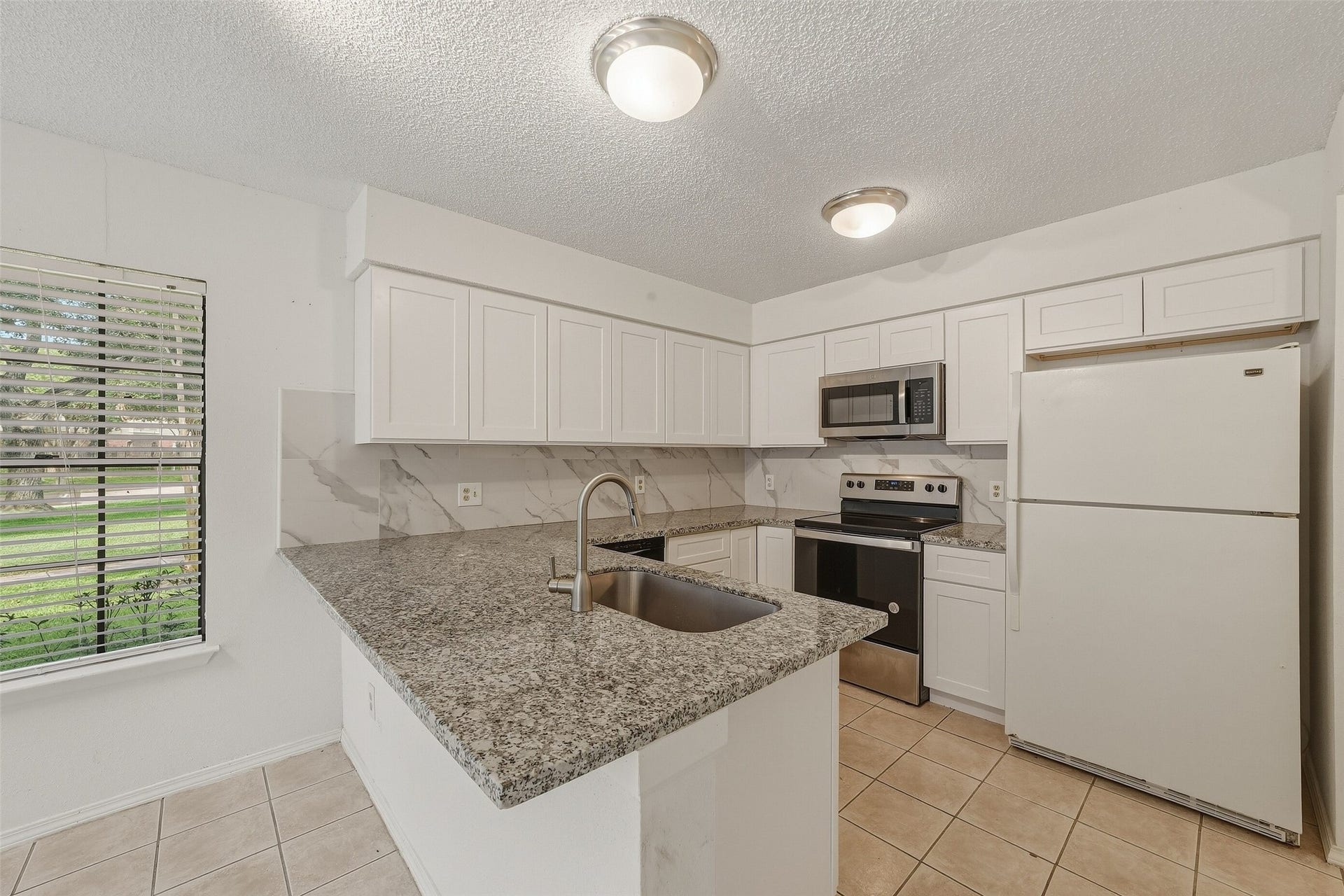 2611 Grants Lake Boulevard, #214, Sugar Land, TX 77479 Fully remodeled kitchen