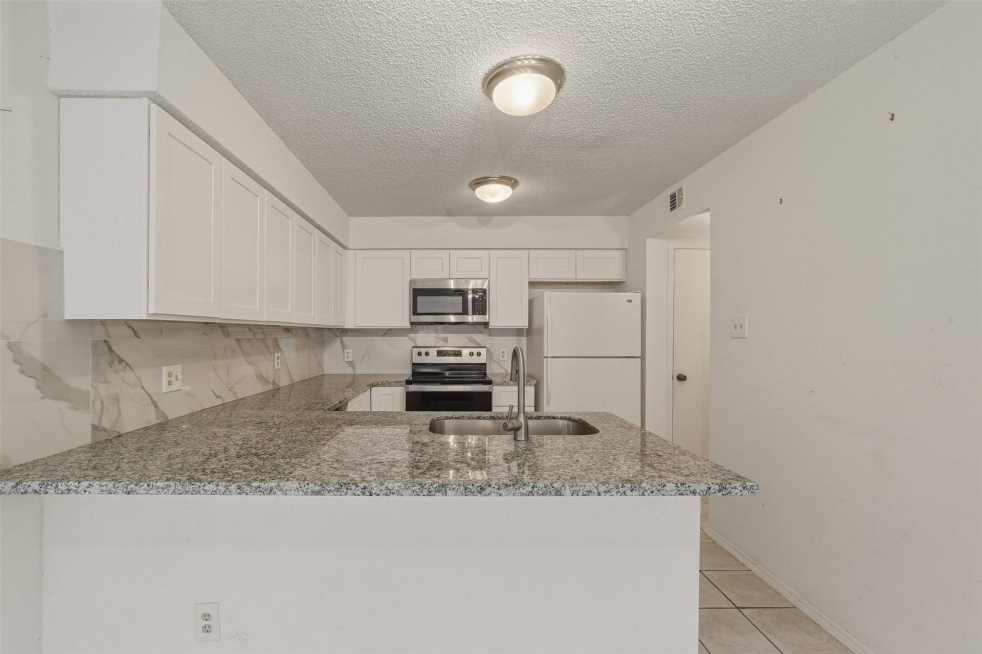 2611 Grants Lake Boulevard, #214, Sugar Land, TX 77479 Large granite island
