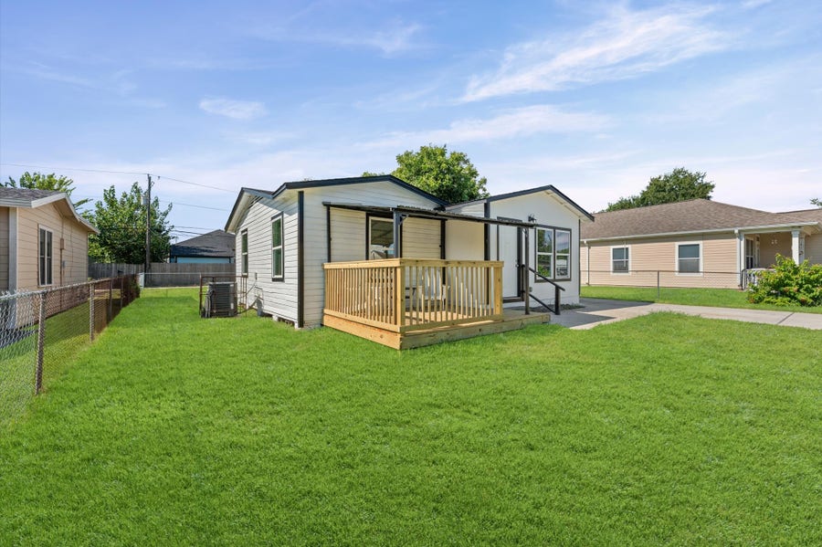 Property photo for 509 17th Avenue N, Texas City, TX