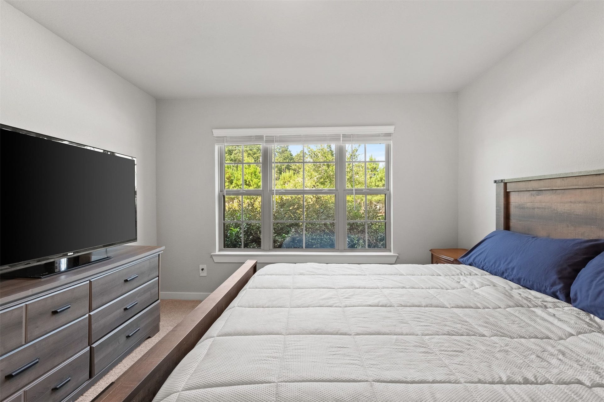 17707 Sapphire Pines Drive, New Caney, TX 77357 Large windows in the guest room for more natural lighting