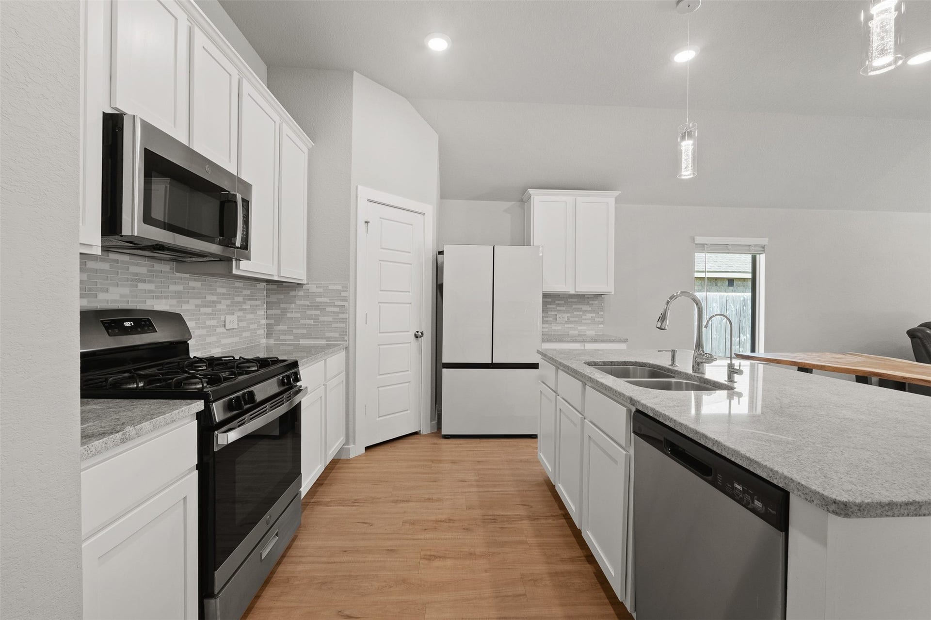 17707 Sapphire Pines Drive, New Caney, TX 77357 Spacious kitchen with all like new appliances