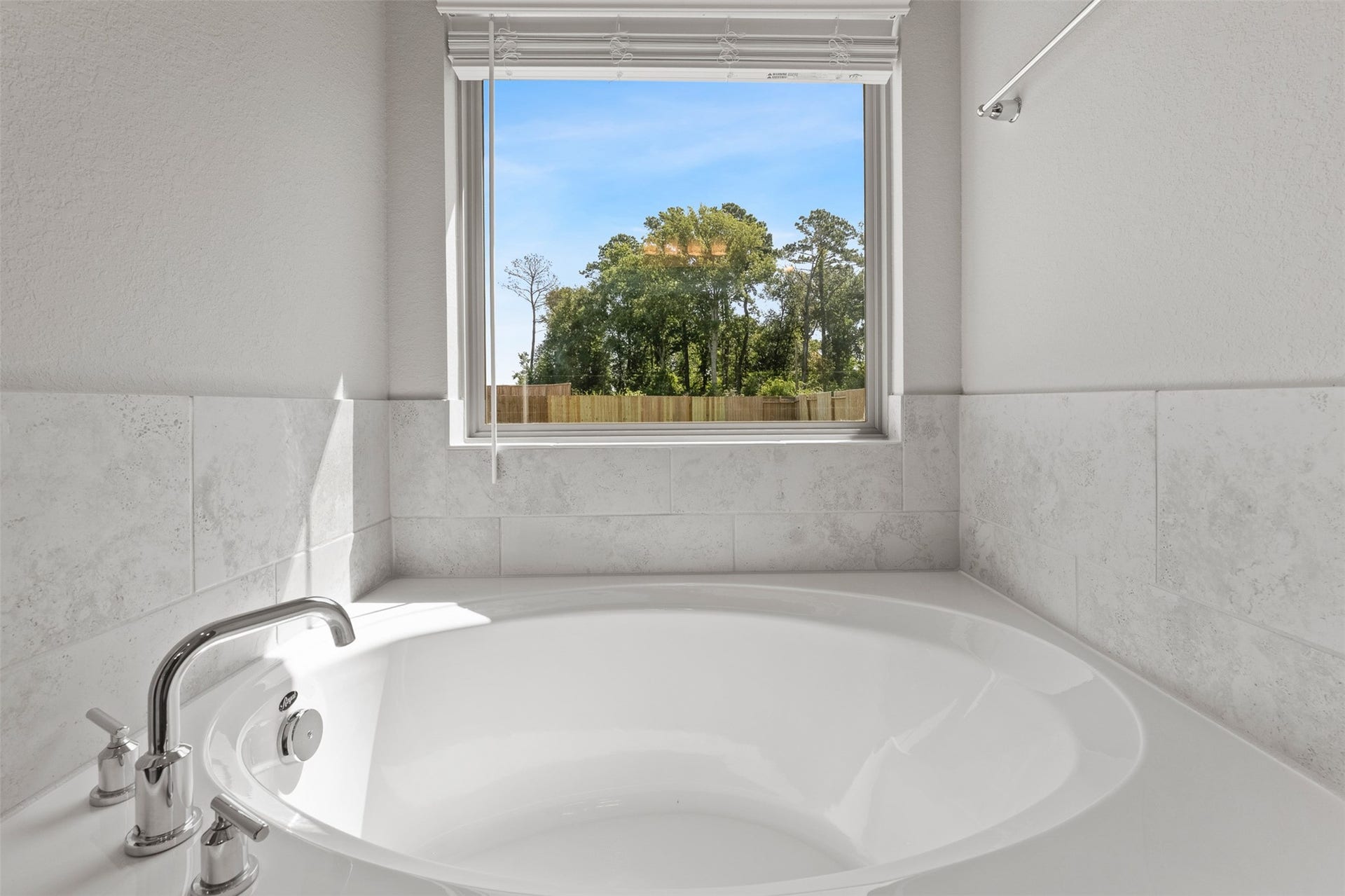 17707 Sapphire Pines Drive, New Caney, TX 77357 Oversized tub with amazing lighting