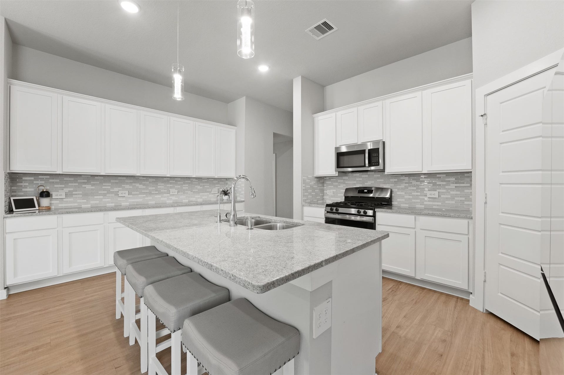 17707 Sapphire Pines Drive, New Caney, TX 77357 Plenty of space to entertain just a the island
