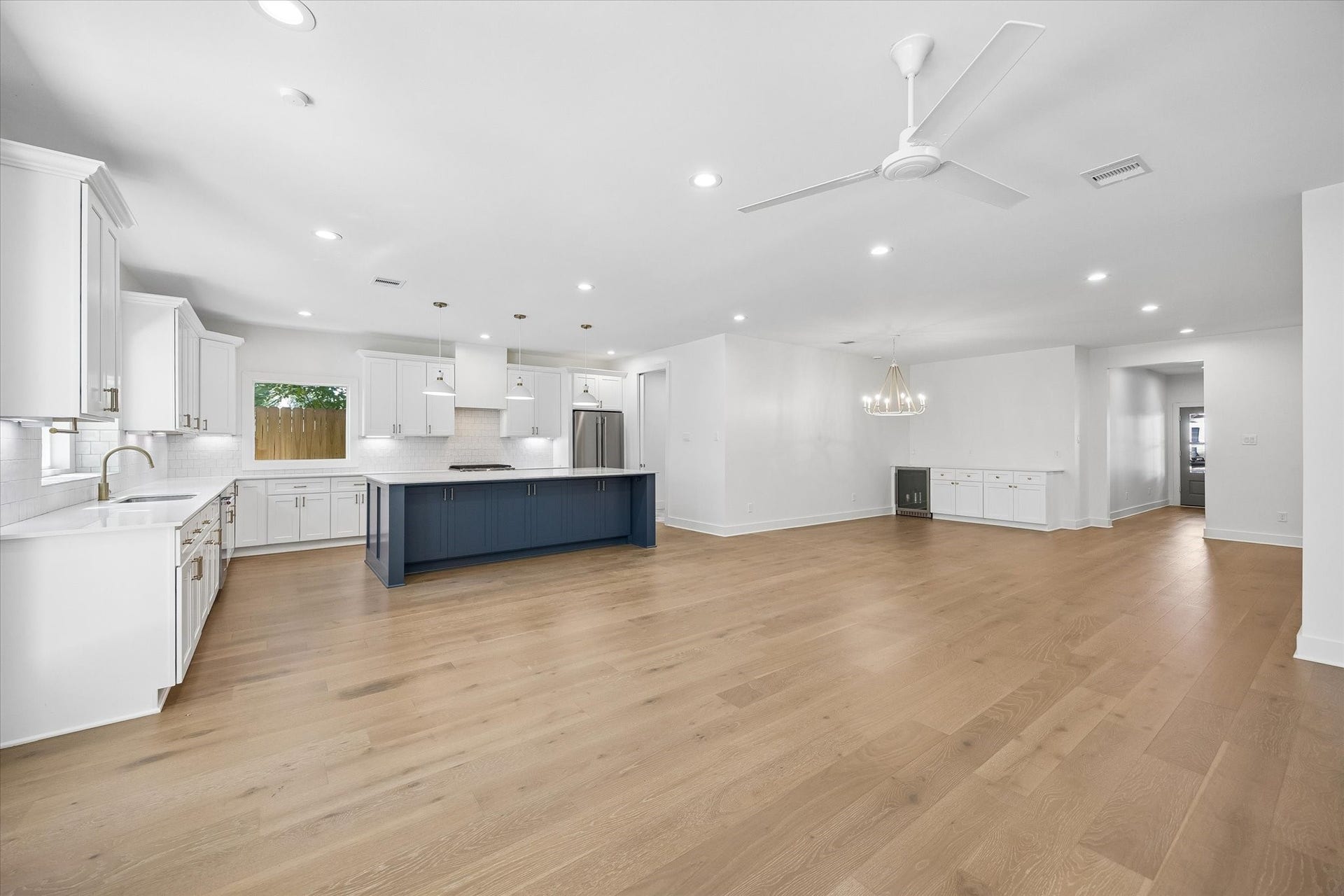 10659 Mayfield Road, Houston, TX 77043 Seamless open-concept design, connecting the living area to the kitchen and dining spaces. The generous layout promotes effortless movement and interaction, ideal for hosting gatherings or enjoying family time.