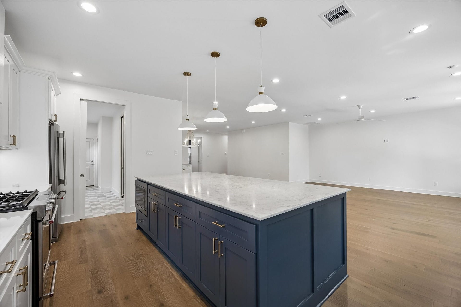10659 Mayfield Road, Houston, TX 77043 The large island provides plenty of counter space and serves as a focal point for meal preparation and social gatherings. There is tons of storage options on the island and room for additional seating.