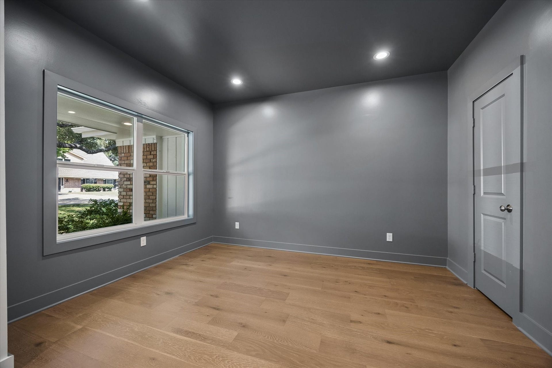 10659 Mayfield Road, Houston, TX 77043 Moody charcoal walls and ceiling give this front room a distinctive, elevated feel, while the oversized window brings in natural light. Well suited for a private home office, study, library or intimate sitting room.