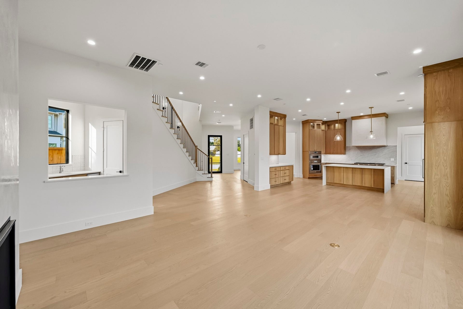 Fantastic layout for entertaining!