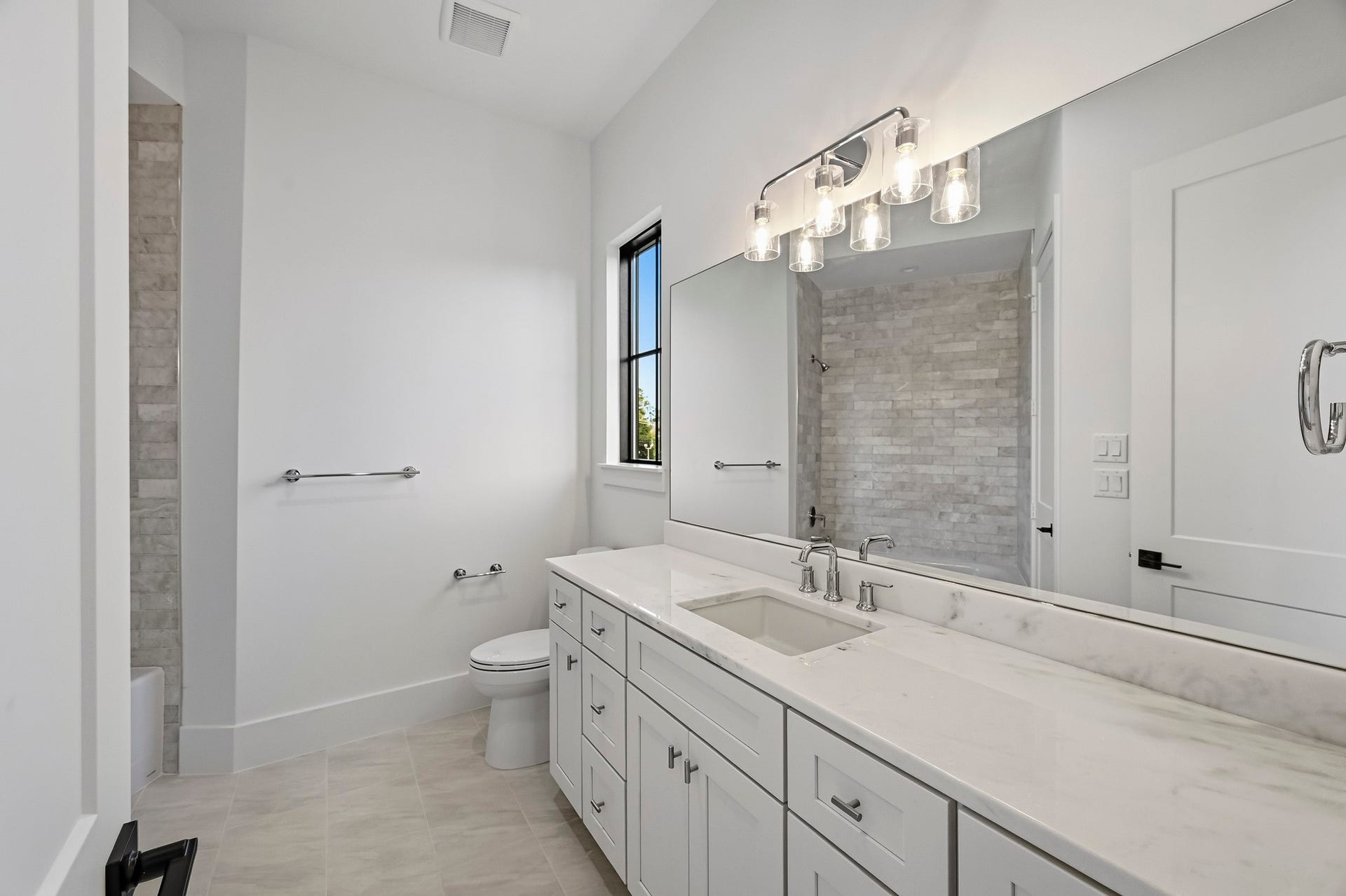 This one boasts a walk-in closet and tub/shower combo!