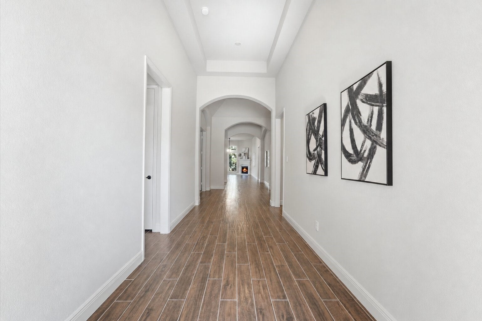Welcoming extended entry featuring an impressive 13-foot ceiling.