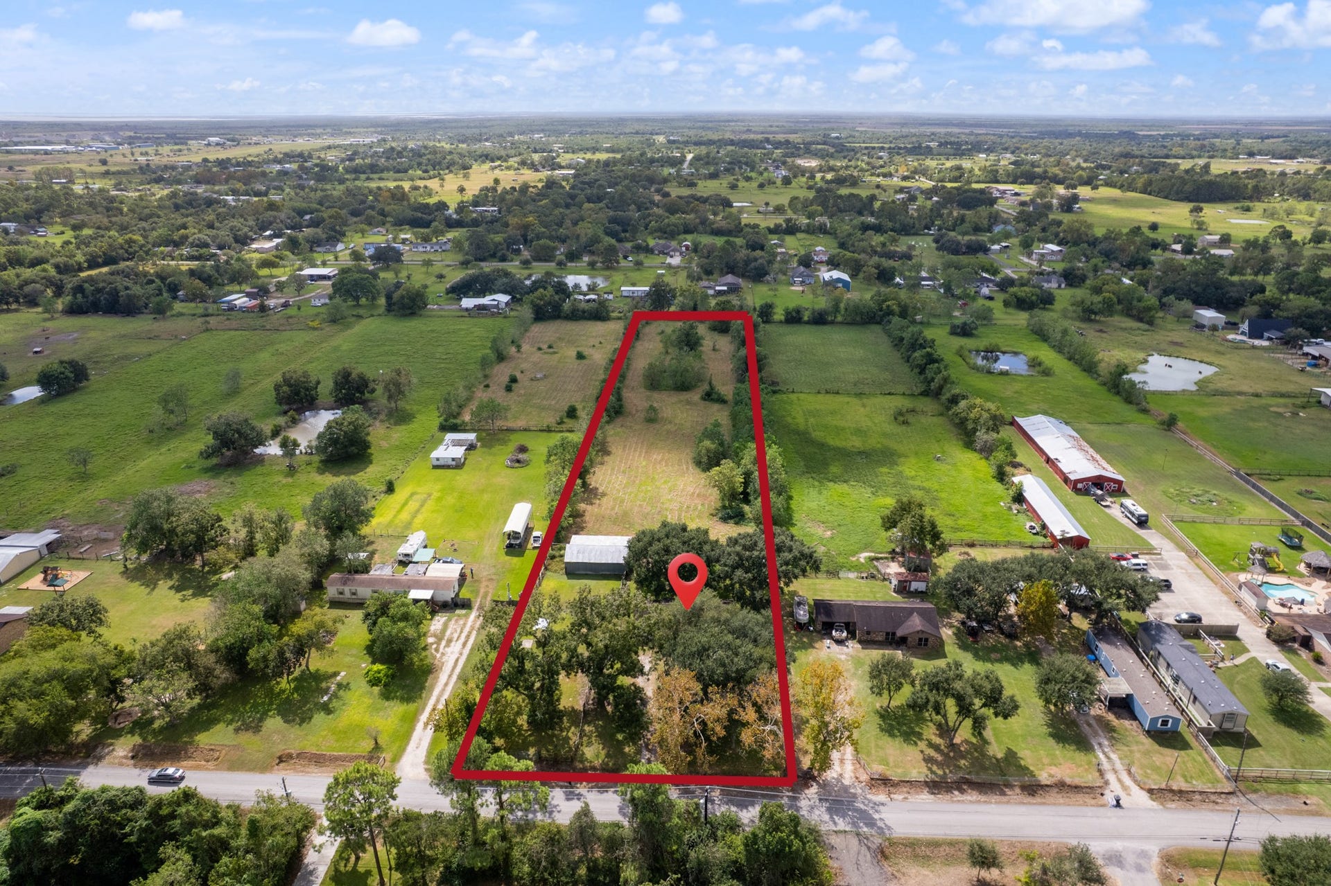 11325 32nd Street, Santa Fe, TX 77510 Arial view highlight approximate lot lines of the property.