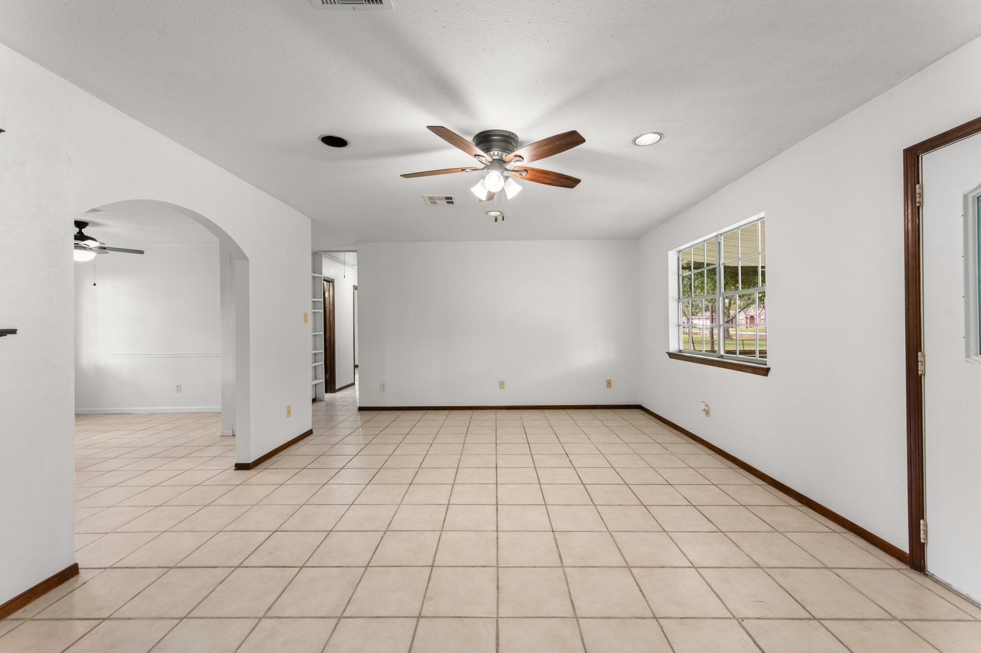11325 32nd Street, Santa Fe, TX 77510 Bright and versatile living space offering flexible furniture arrangements, recessed ceiling lighting, and easy access to the adjoining dining area and hallway.