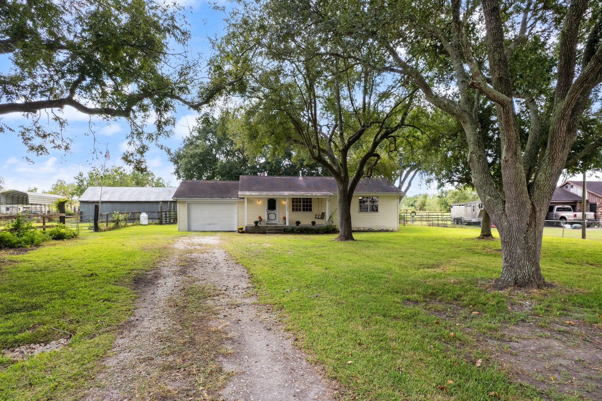 11325 32nd Street, Santa Fe, TX 77510 Welcome to 11325 32nd St, your cozy country dream property.