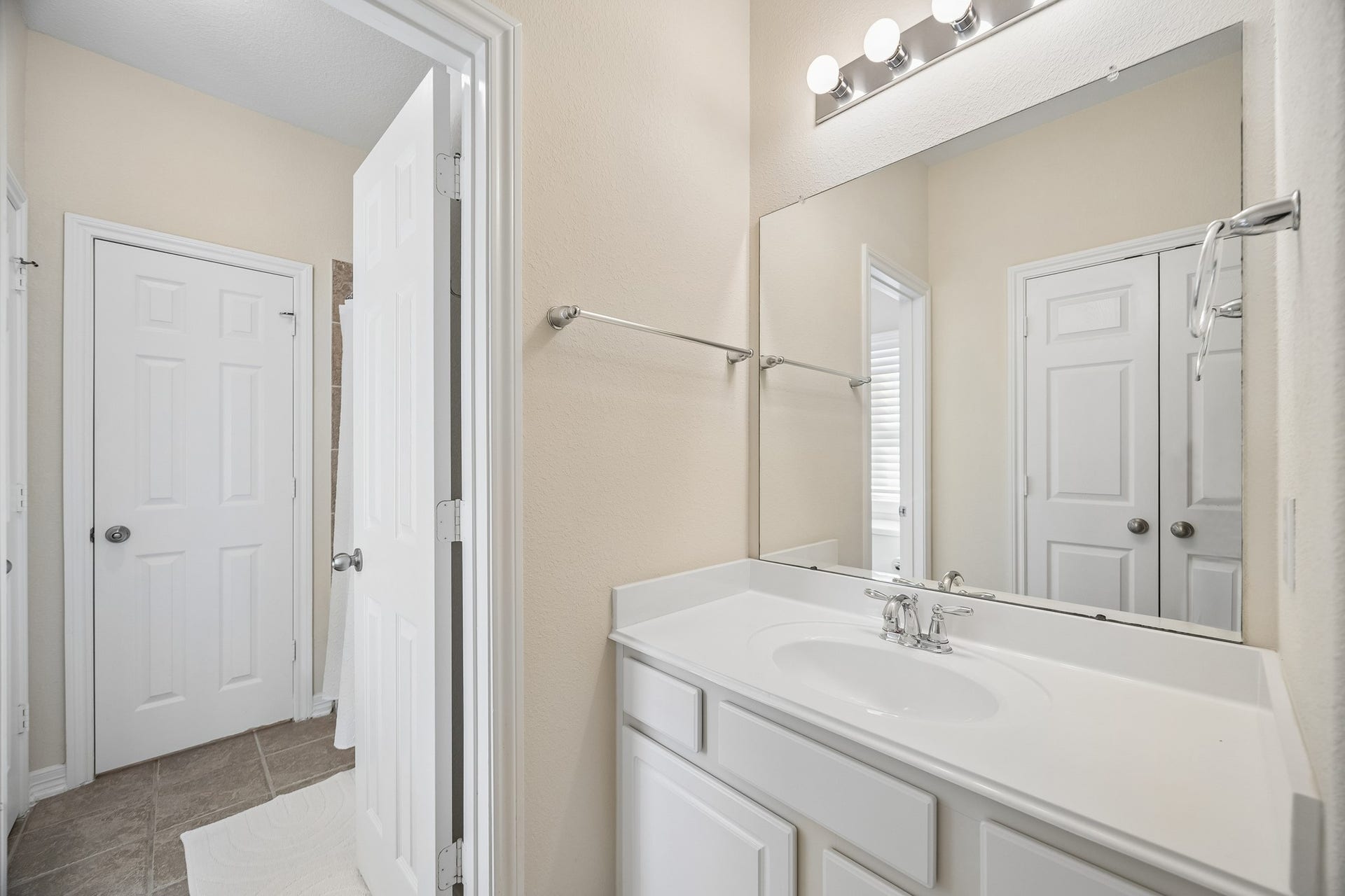 3102 London Lane, Missouri City, TX 77459 Hollywood bath adjoining 2 secondary bedrooms. The double doors are the closet for one of the bedrooms.