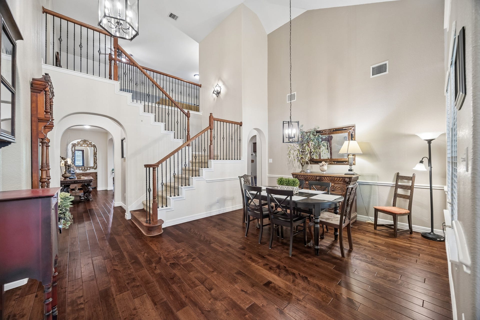 3102 London Lane, Missouri City, TX 77459 The wide open entryway welcomes guests in. Straight ahead leads you into the living area. The door in the far right leads to the butler's pantry and kitchen.