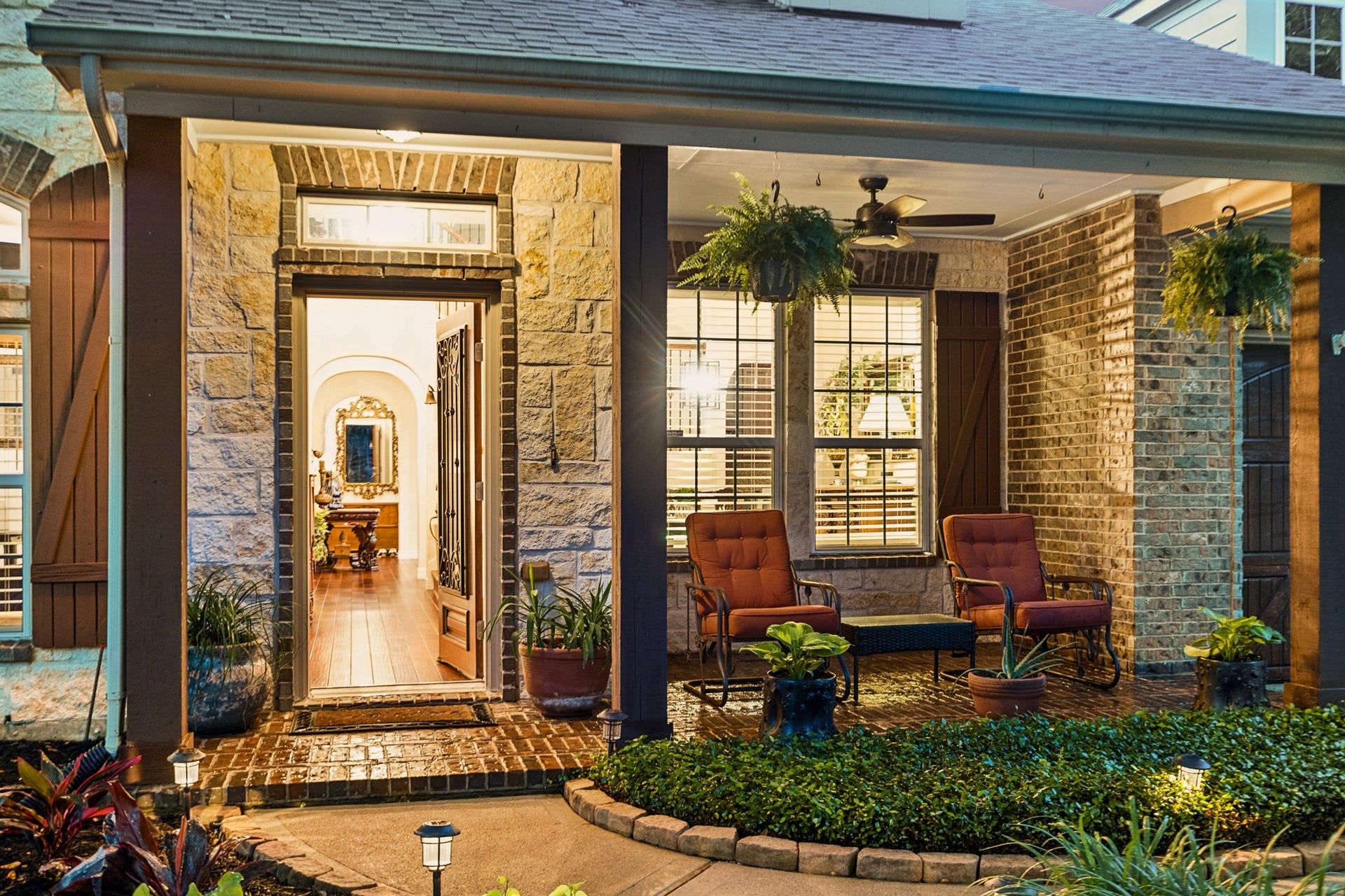 3102 London Lane, Missouri City, TX 77459 Nothing better than enjoying a cool beverage on the front porch!