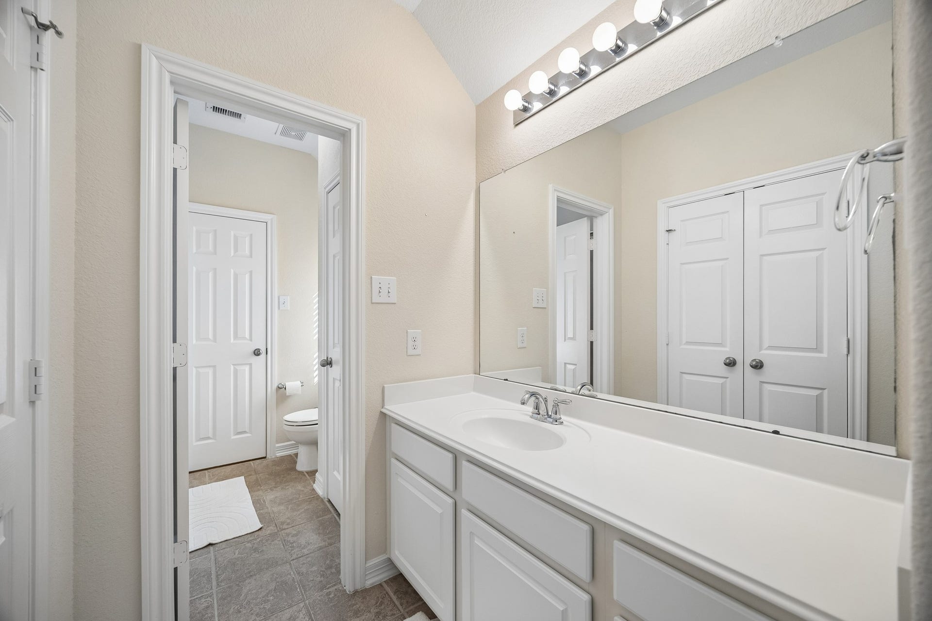 3102 London Lane, Missouri City, TX 77459 The other side of the Holly wood bath mirrors the first one.