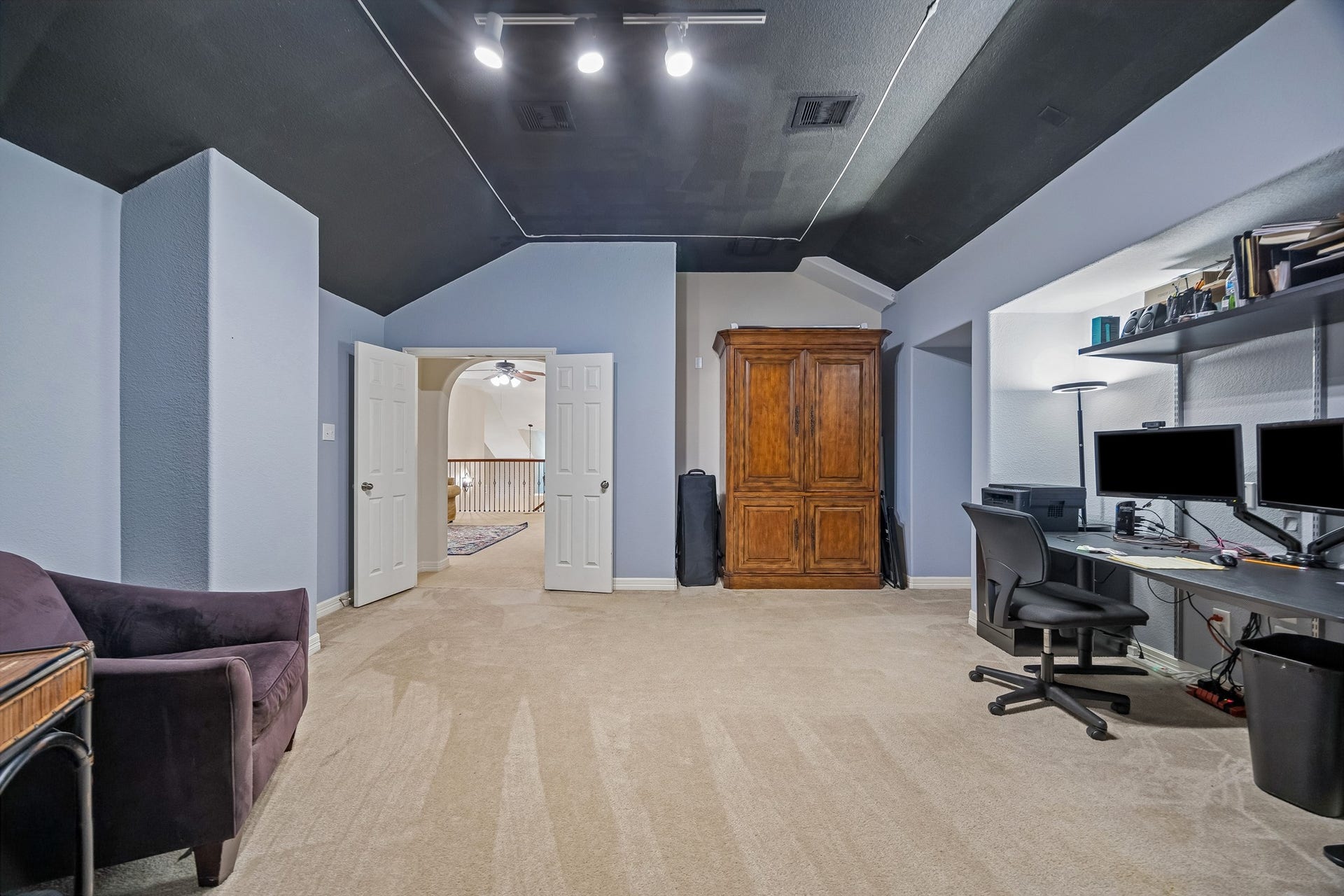 3102 London Lane, Missouri City, TX 77459 The media room is currently being used as a photography studio / workshop which shows its versatility.