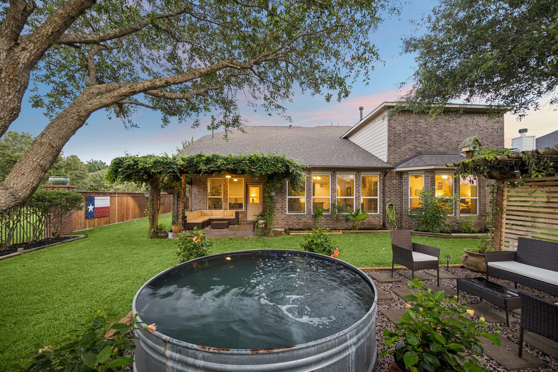 3102 London Lane, Missouri City, TX 77459 The "cowboy plunge pool" is equipped with a pump to keep the water fresh. All can be easily removed, if so desired.